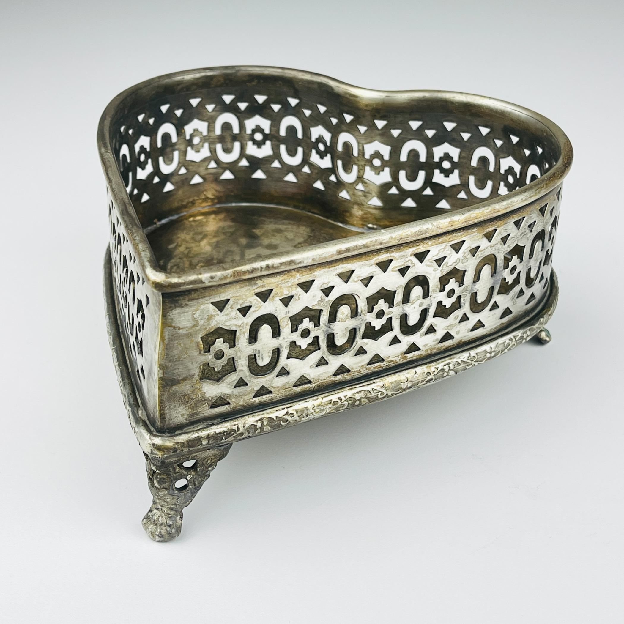 Heart-shaped basket or candy stand by Jordan in Sheffield, England, with an openwork profile and resting on three legs.

The antique silver tray has the original manufacturer's label.

Very good vintage condition.

Dimensions:
Width: 16 cm / 6.3