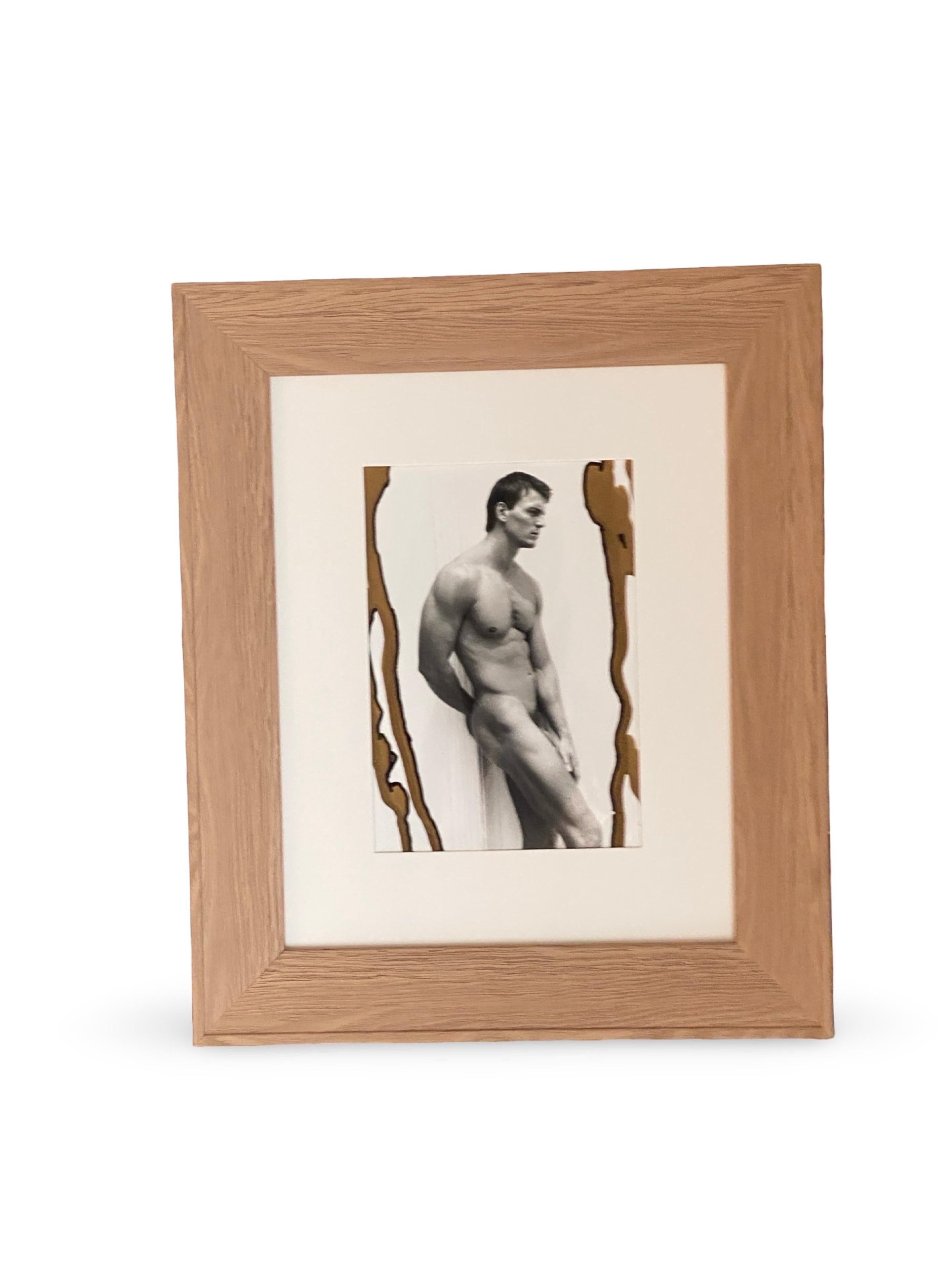 Moderno Fotografia originale di George Machado NYC, 1994, di un piccolo nudo maschile in bianco e nero. in vendita