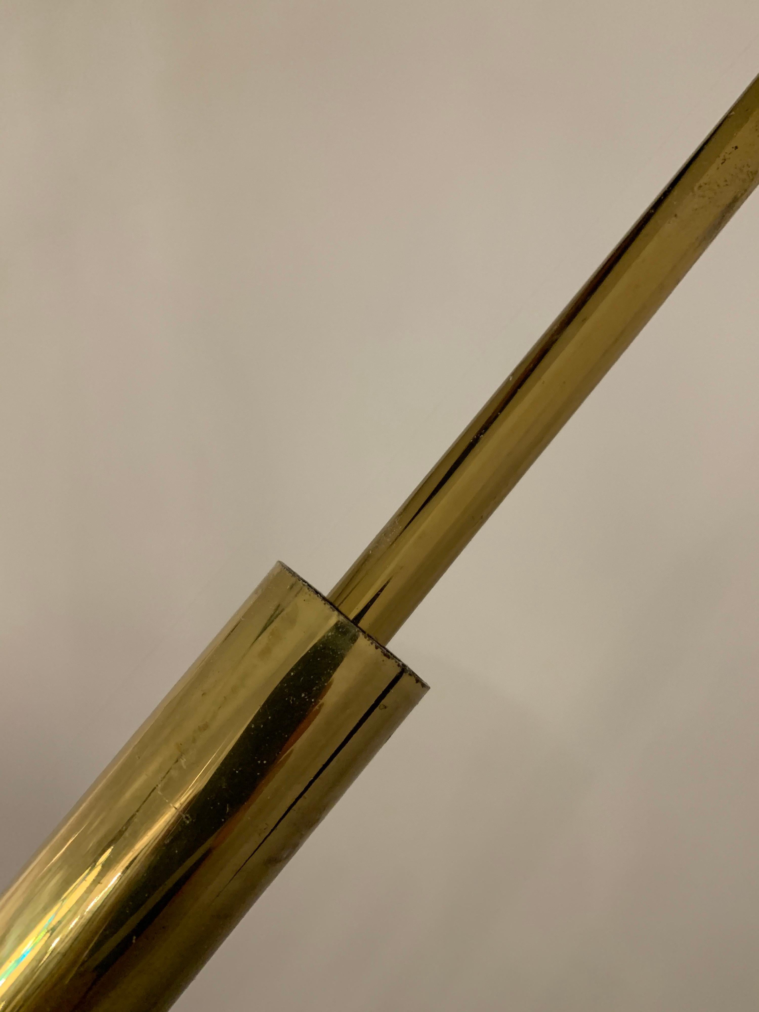 Lampada da terra in ottone con asta di tensione originale Stiffel In condizioni buone in vendita a North Miami, FL
