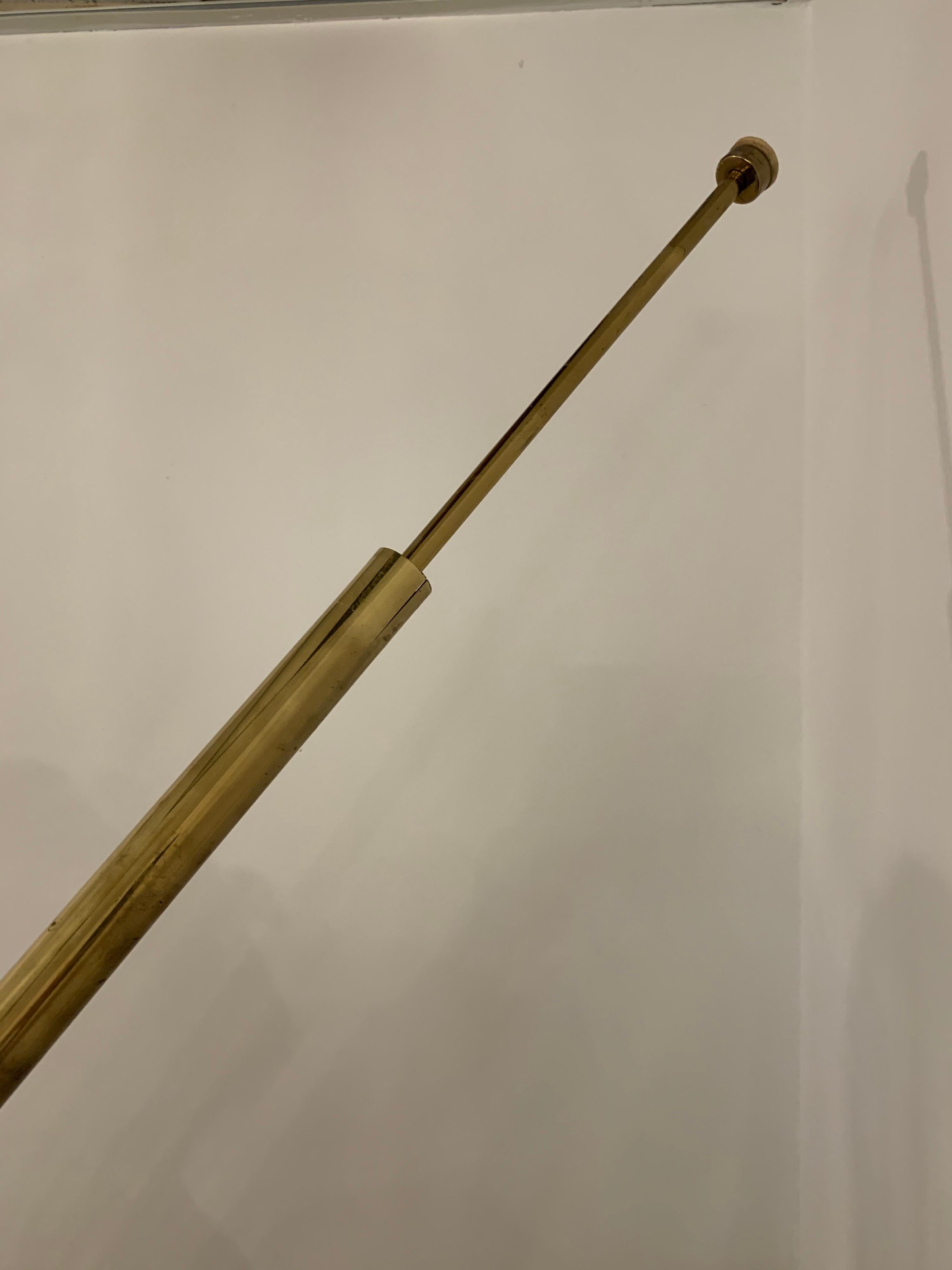 Metà XX secolo Lampada da terra in ottone con asta di tensione originale Stiffel in vendita