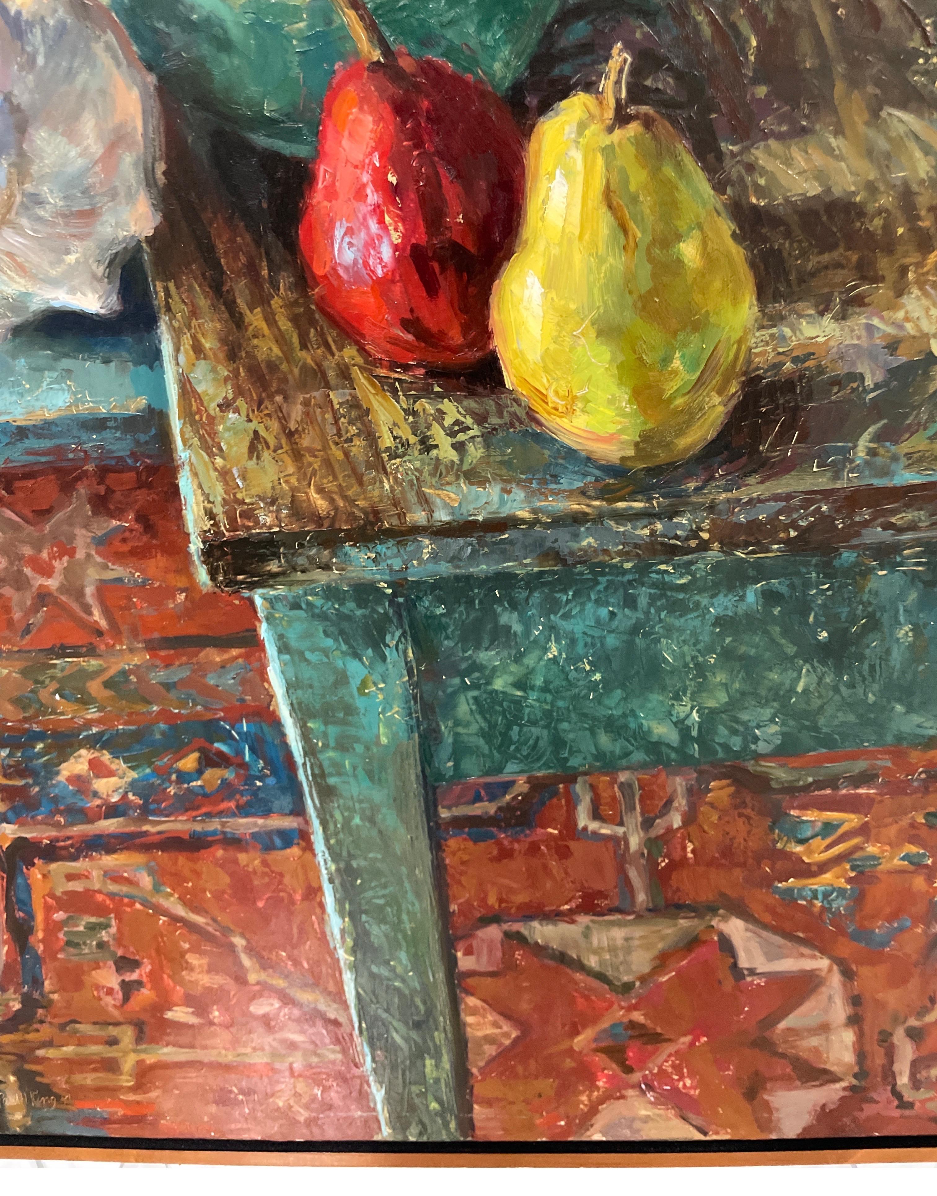 Merveilleuse nature morte contemporaine peinte par Paul King. Le tableau représente des fruits dans une coupe et sur une table de campagne avec d'autres pièces. Le sol est recouvert d'un tapis oriental. Très beaux détails.