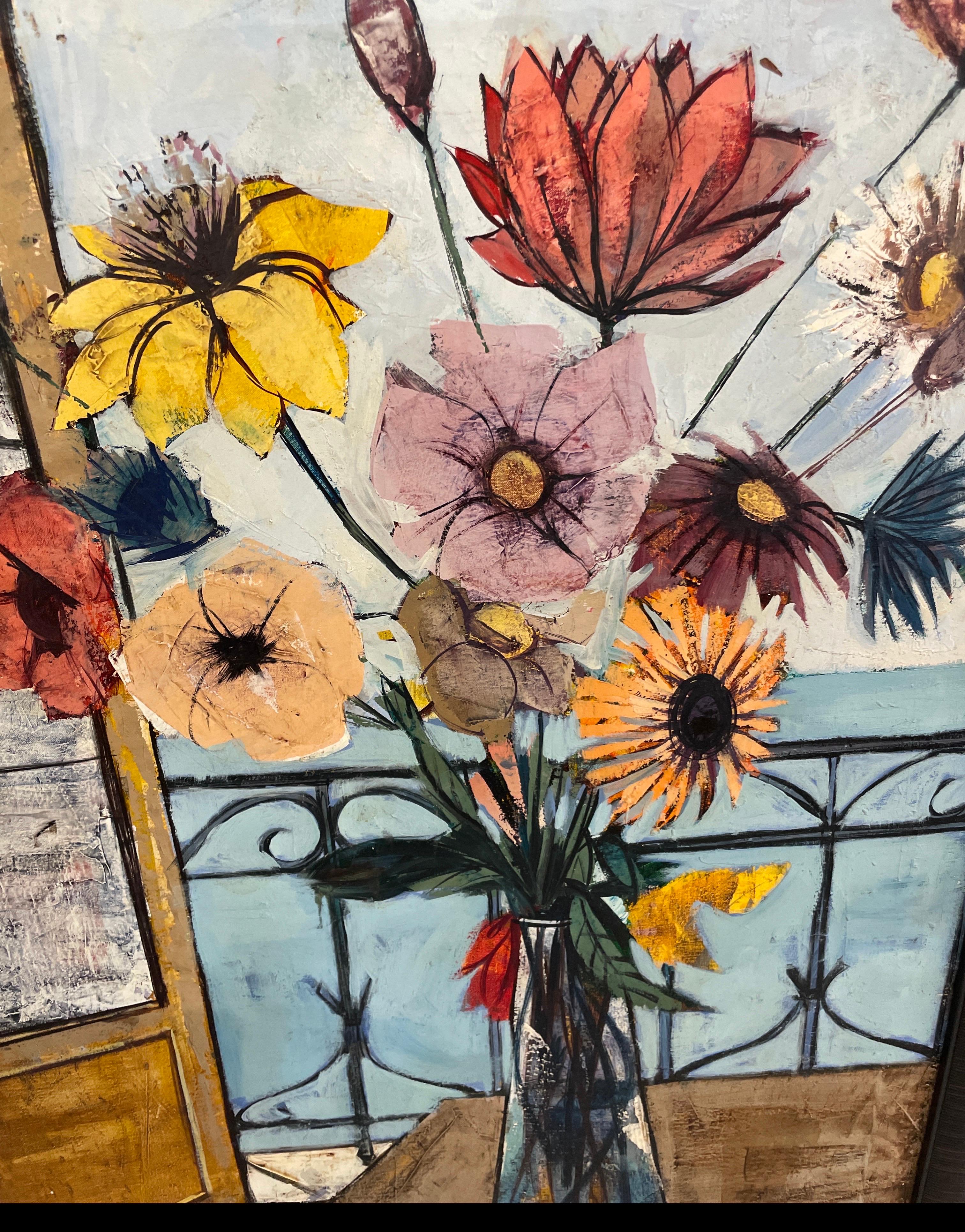 Natura morta originale d'epoca dipinta a olio dall'artista francese Charles Levier. 1920=2003. Il dipinto raffigura un vaso di fiori su un tavolo davanti a una finestra con una balaustra e uno sfondo d'acqua. 