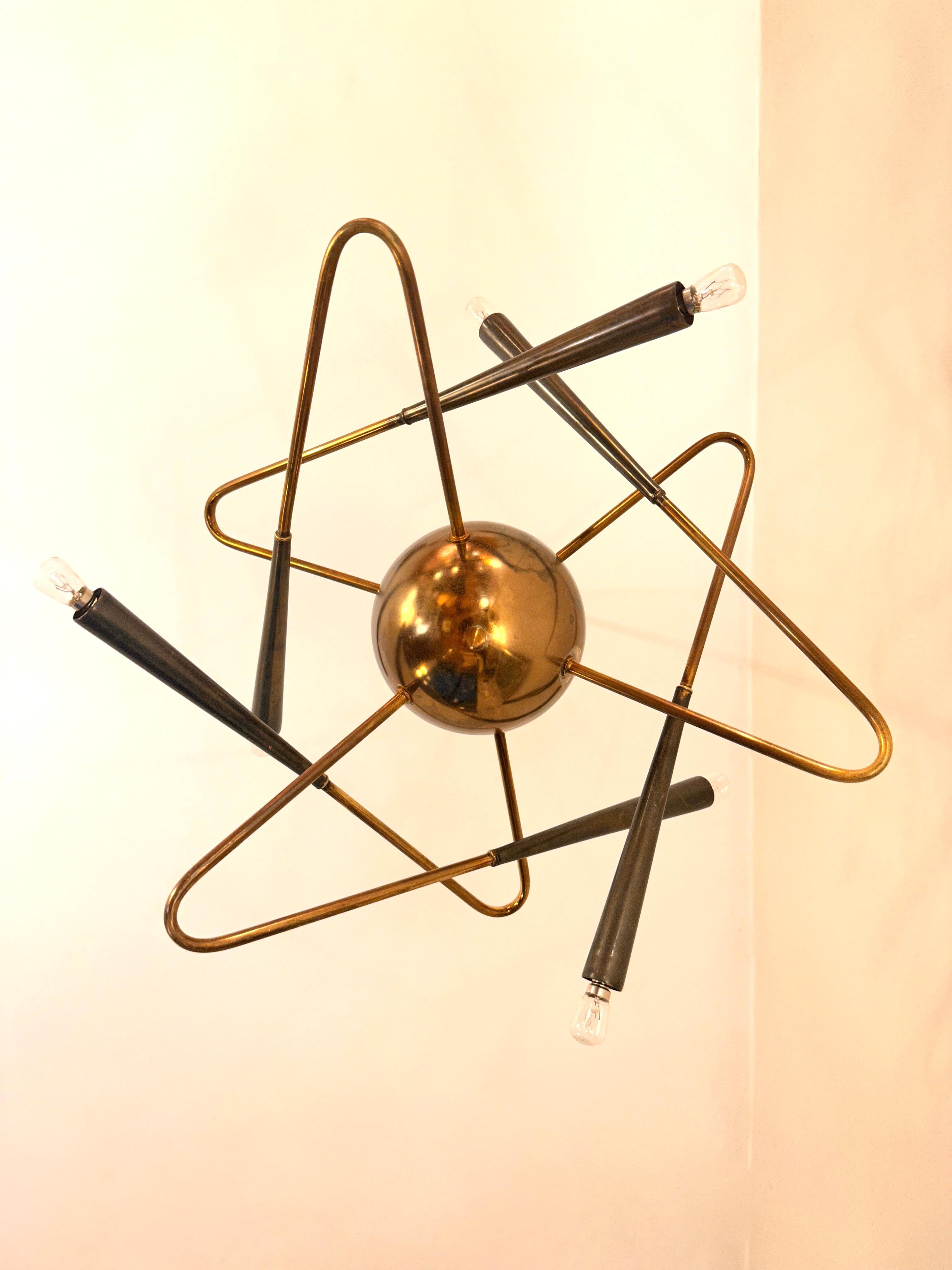 Original Stilnovo Sputnik  Sechsarmiger Messing-Kronleuchter „Satellit“, Italien, 1950er Jahre (Italienisch) im Angebot