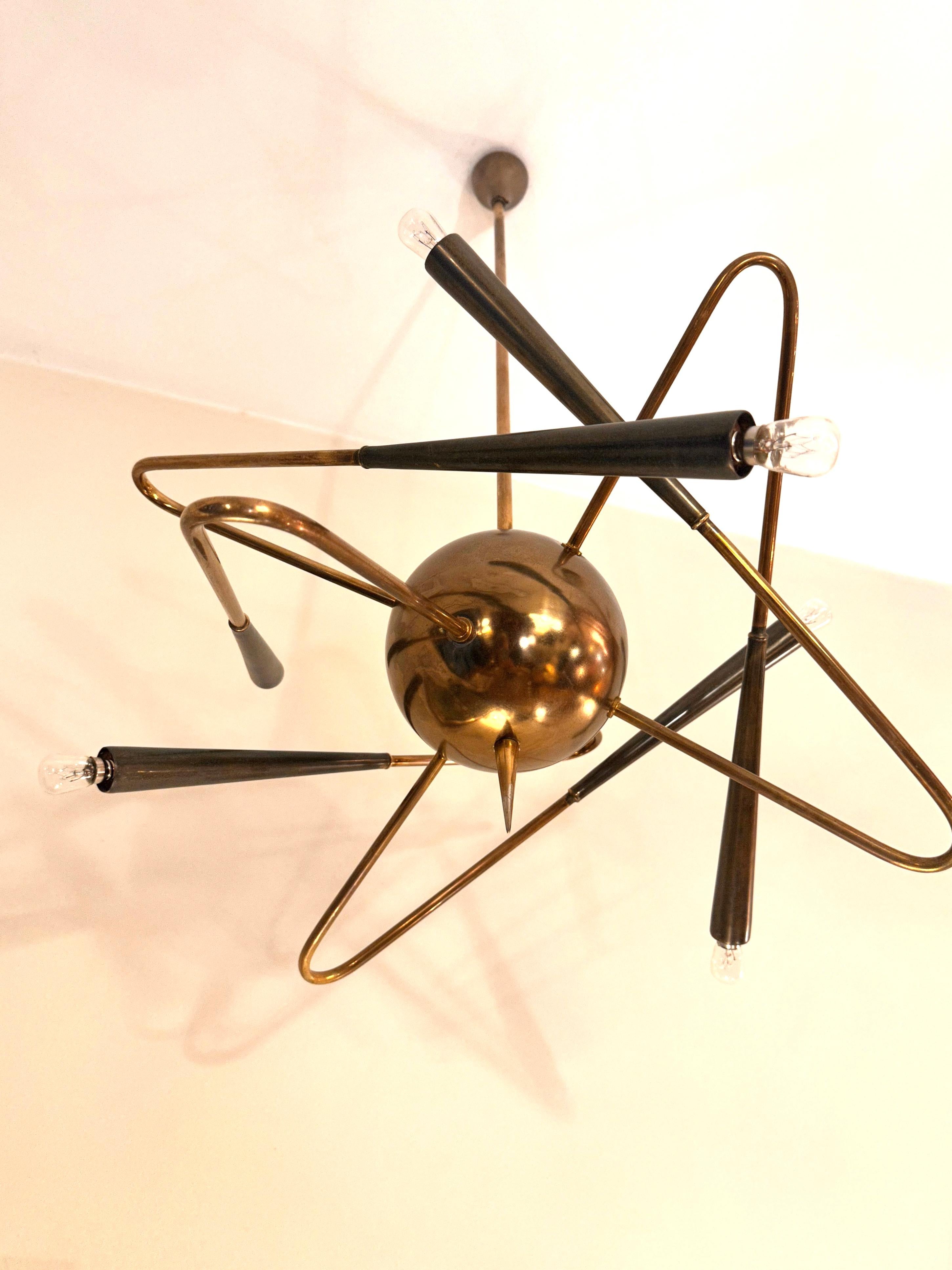 Original Stilnovo Sputnik  Sechsarmiger Messing-Kronleuchter „Satellit“, Italien, 1950er Jahre im Zustand „Gut“ im Angebot in Madrid, ES