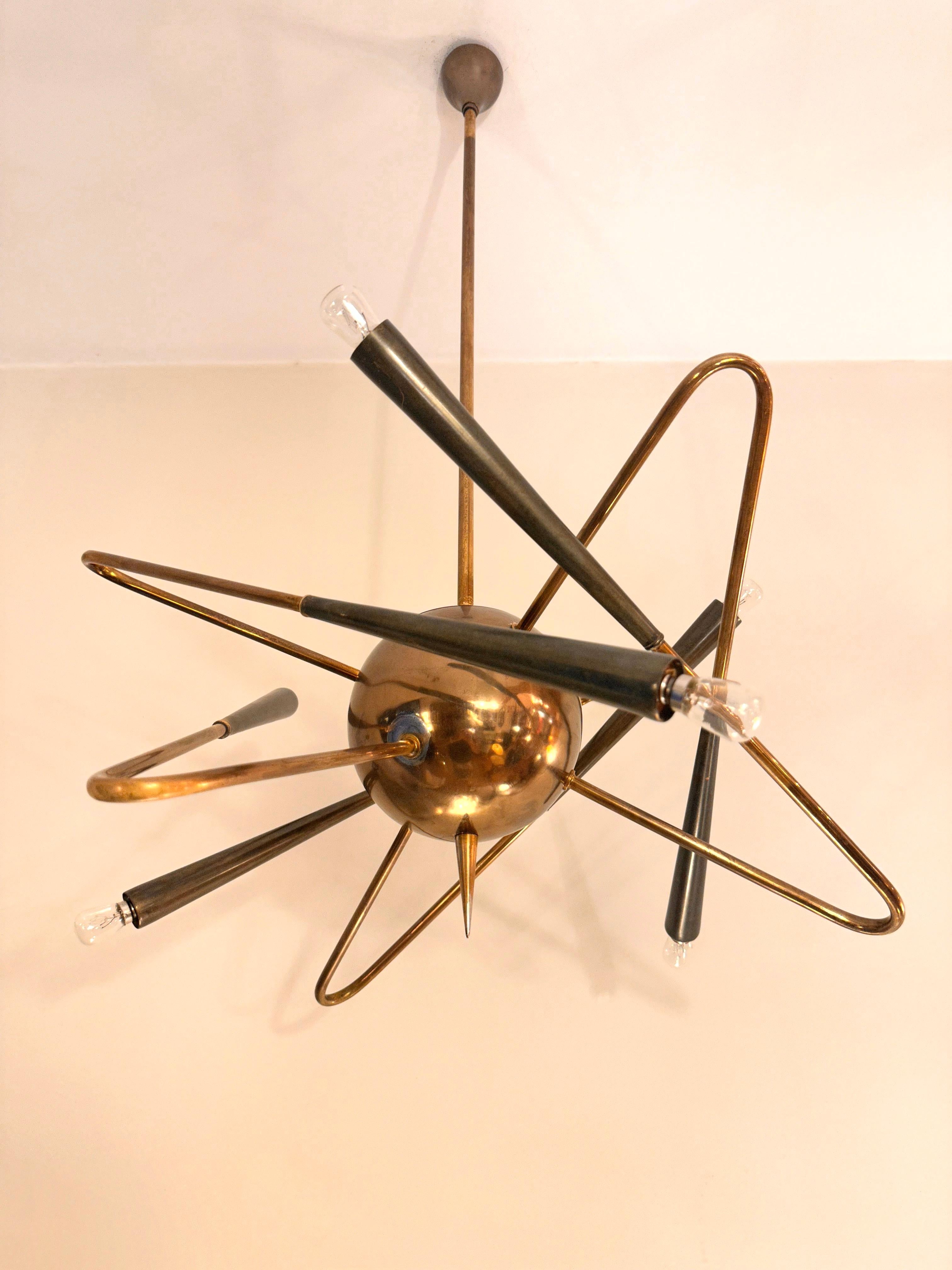 Original Stilnovo Sputnik  Sechsarmiger Messing-Kronleuchter „Satellit“, Italien, 1950er Jahre im Angebot 1