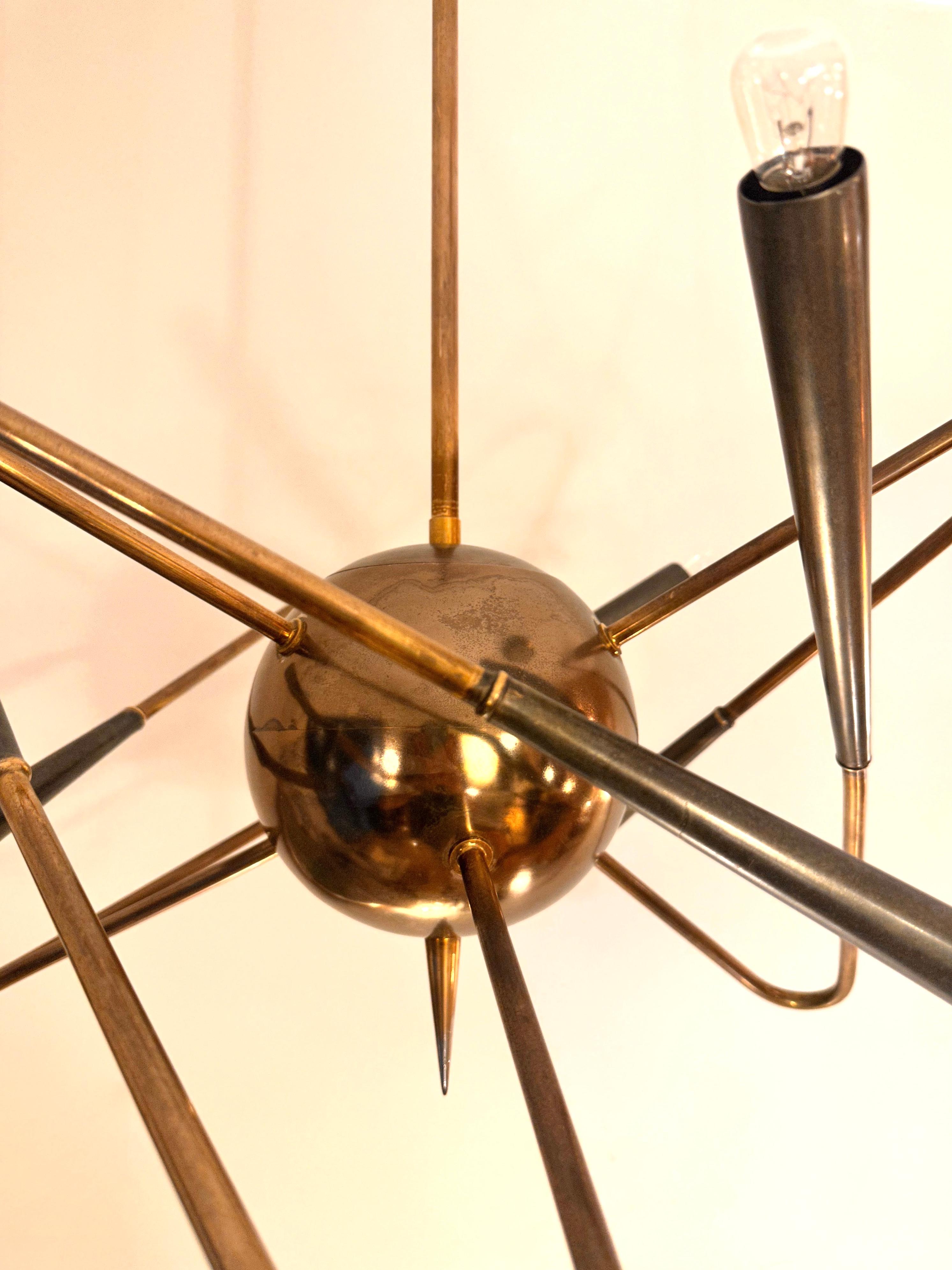 Original Stilnovo Sputnik  Sechsarmiger Messing-Kronleuchter „Satellit“, Italien, 1950er Jahre im Angebot 2