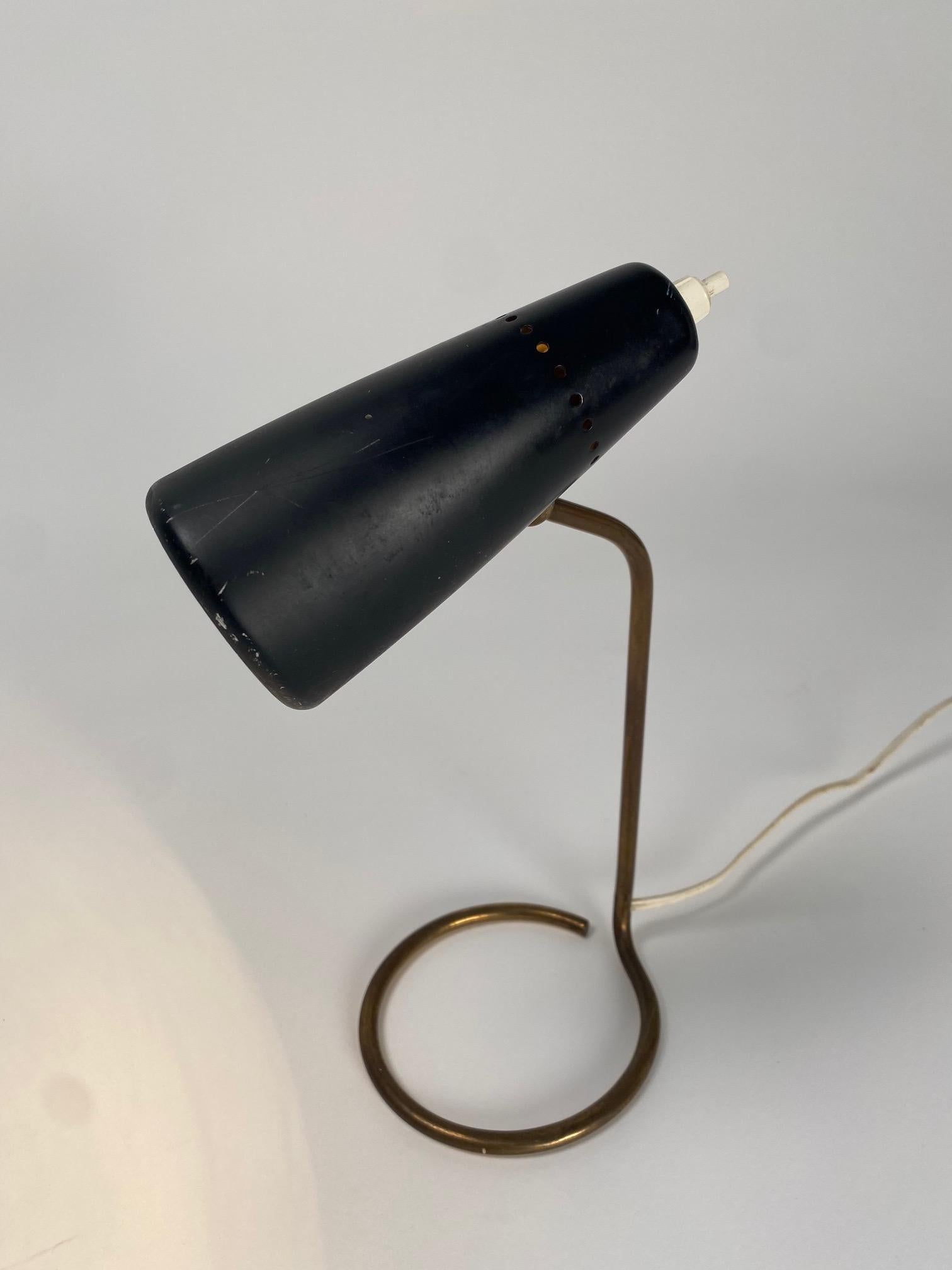 Lampada da tavolo originale Stilnovo, ottone e metallo, Italia anni '50 In condizioni buone in vendita a Argelato, BO