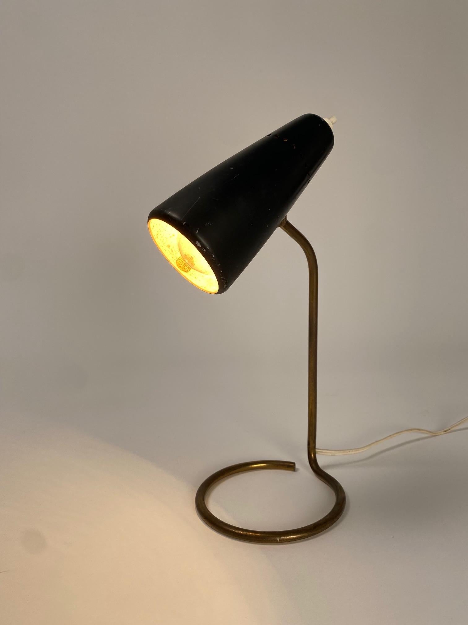 Milieu du XXe siècle Lampe de table originale Stilnovo, laiton et métal, Italie années 1950 en vente