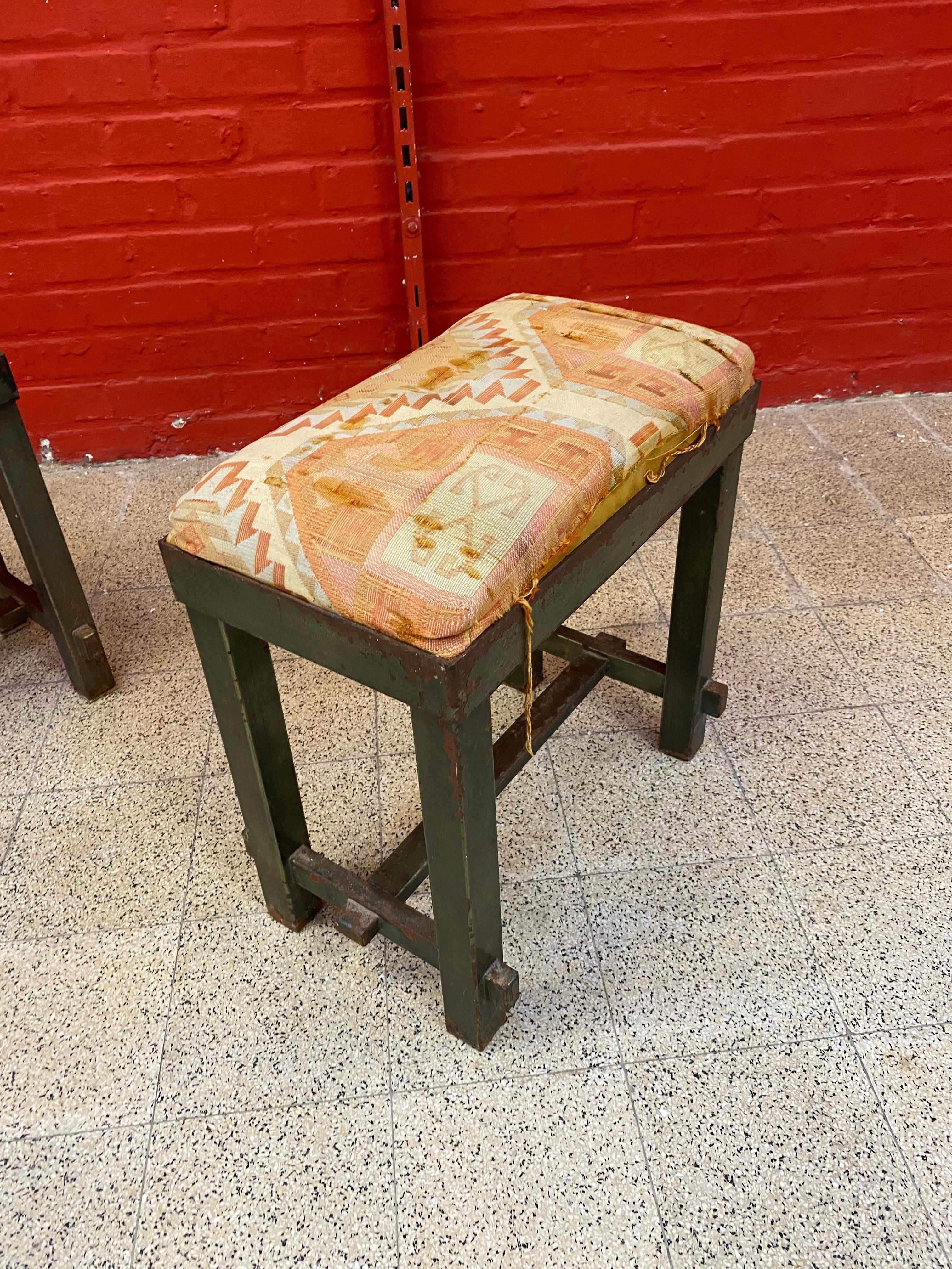 2 Hocker aus lackiertem Metall, im Stil von Jacques Adnet, um 1940/1950.
viele Lücken und Abnutzungserscheinungen des Lacks. 
1 Tisch, ein Sideboard und 6 Stühle sind ebenfalls erhältlich und werden in anderen Anzeigen präsentiert.