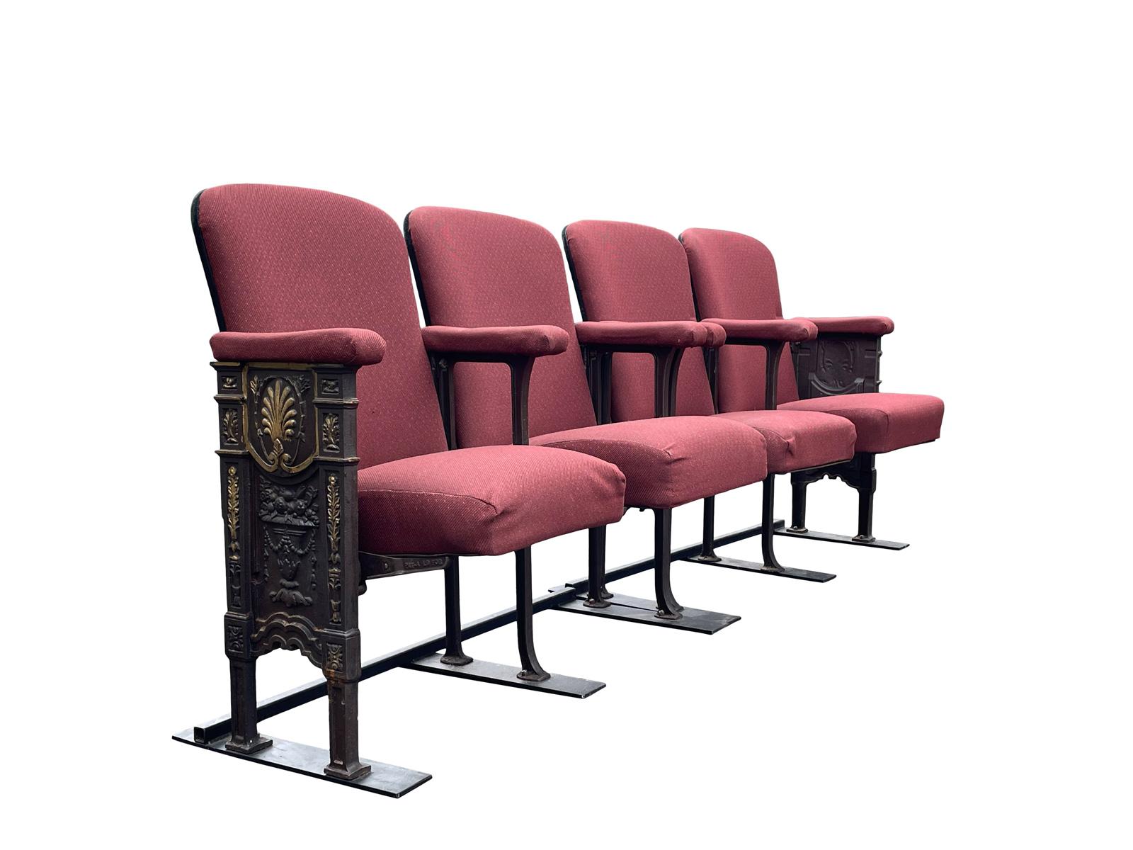 Il s'agit de sièges art déco originaux des années 1920, provenant de Studio54 Newyork, dont la tapisserie d'origine en forme de guépard se trouve sous les sièges existants. Il y a une lettre de la providence, indiquant leur provenance il y a 4