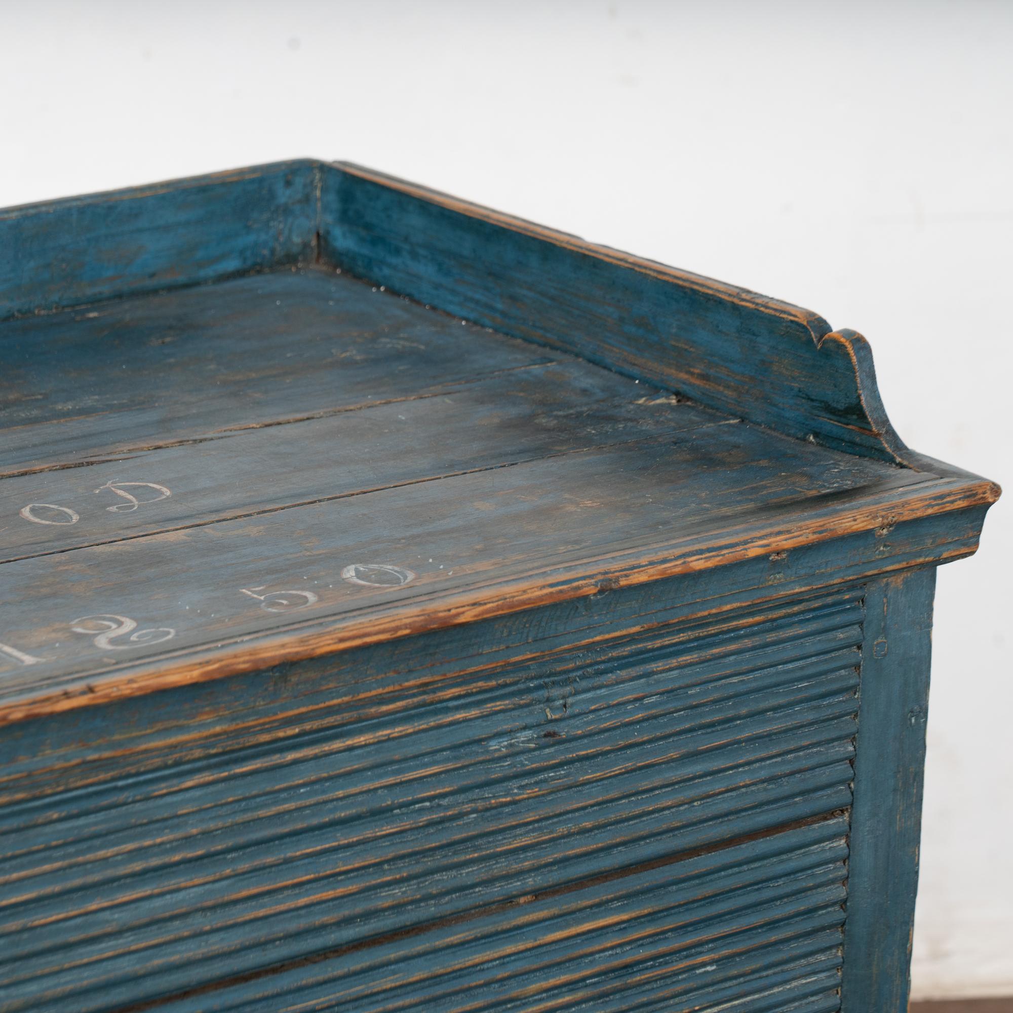 Original schwedischer blau bemalter Beistelltisch mit versteckter Ablage von 1850 im Angebot 3