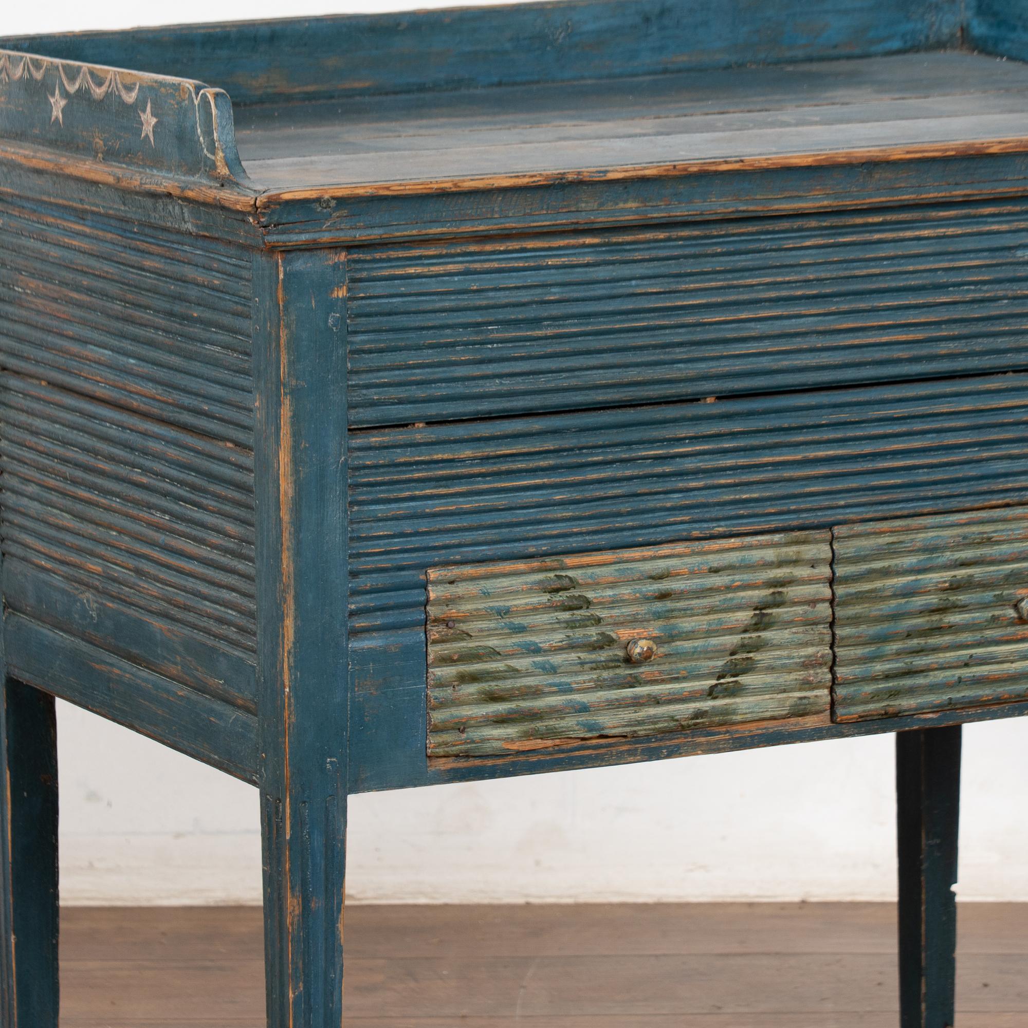 Original schwedischer blau bemalter Beistelltisch mit versteckter Ablage von 1850 im Angebot 4