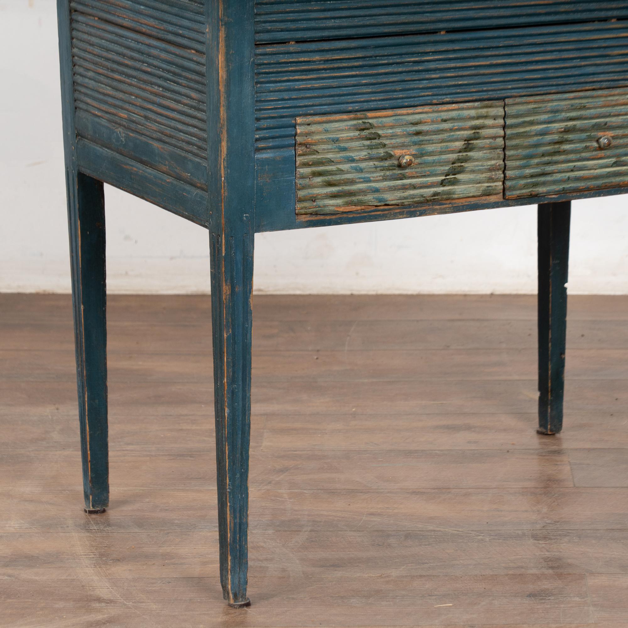 Original schwedischer blau bemalter Beistelltisch mit versteckter Ablage von 1850 im Angebot 5