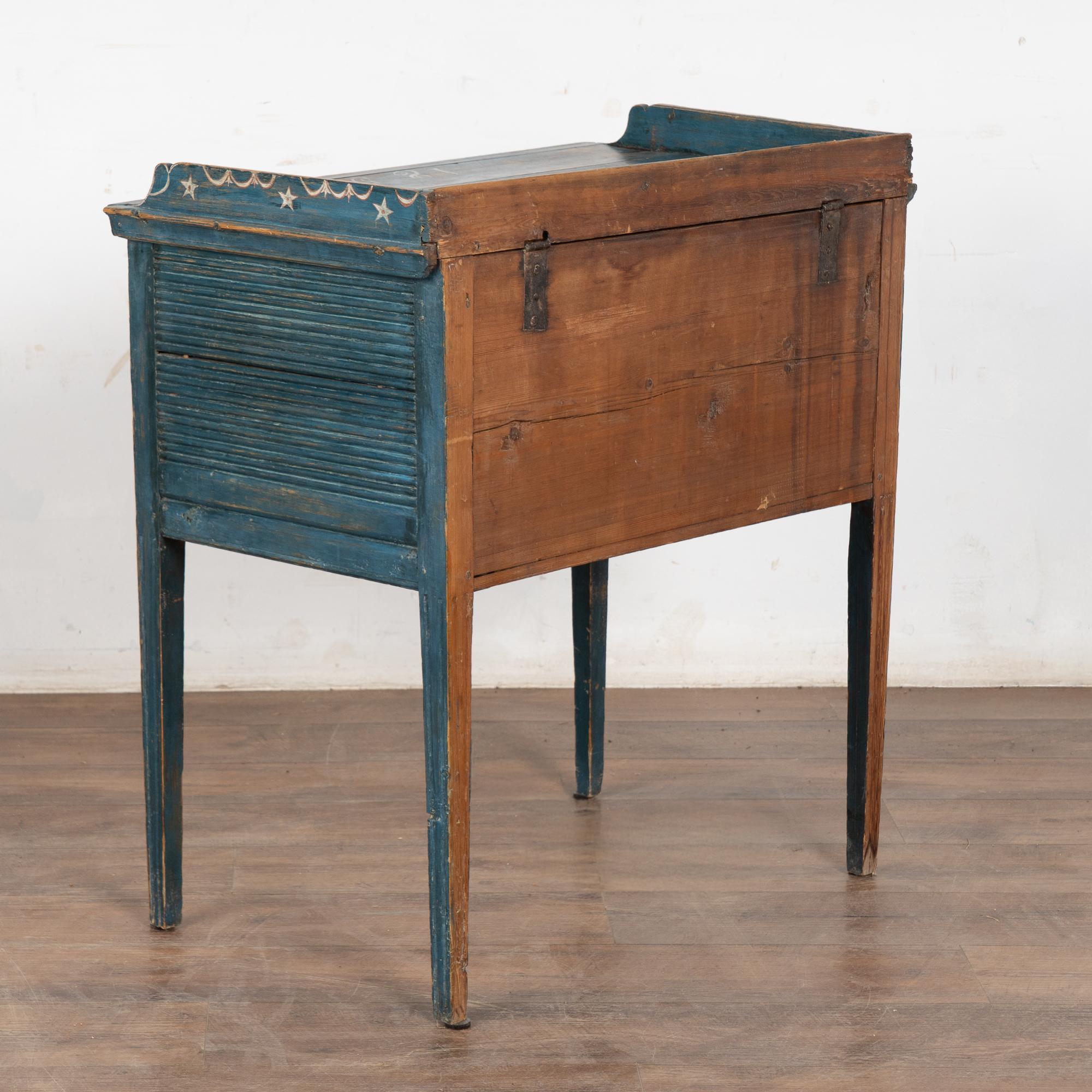 Original schwedischer blau bemalter Beistelltisch mit versteckter Ablage von 1850 im Angebot 6