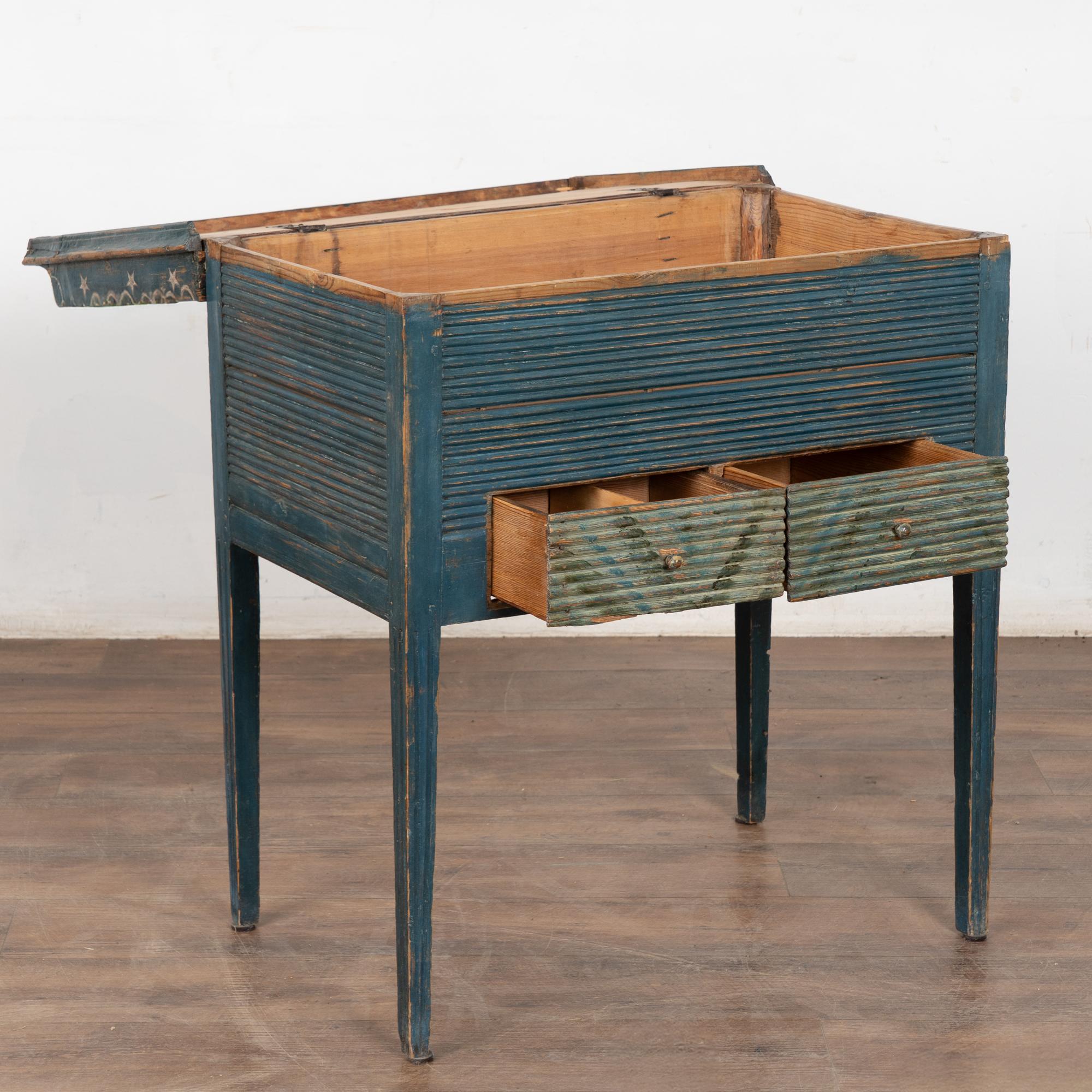 Original schwedischer blau bemalter Beistelltisch mit versteckter Ablage von 1850 (Land) im Angebot