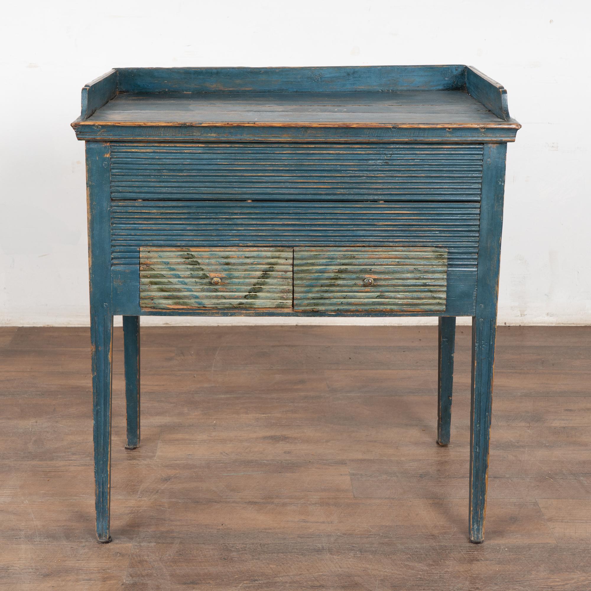 Original schwedischer blau bemalter Beistelltisch mit versteckter Ablage von 1850 (Schwedisch) im Angebot