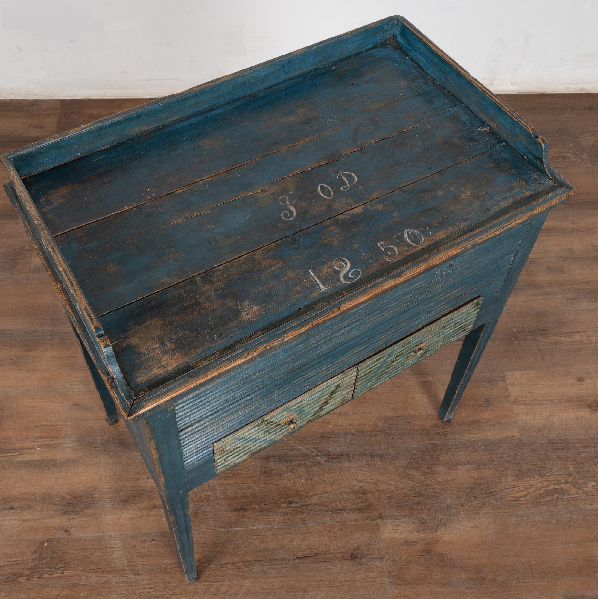 Original schwedischer blau bemalter Beistelltisch mit versteckter Ablage von 1850 (19. Jahrhundert) im Angebot