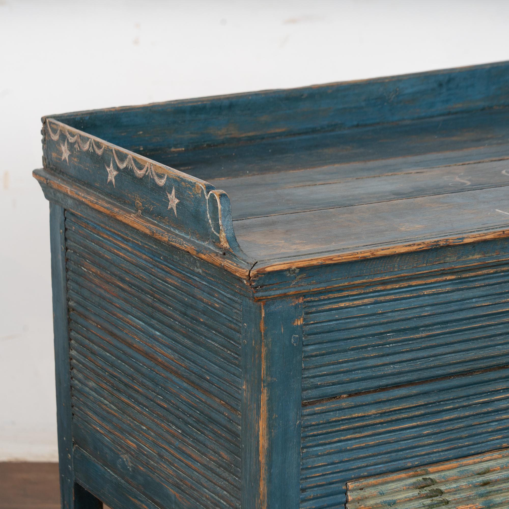 Original schwedischer blau bemalter Beistelltisch mit versteckter Ablage von 1850 im Angebot 1