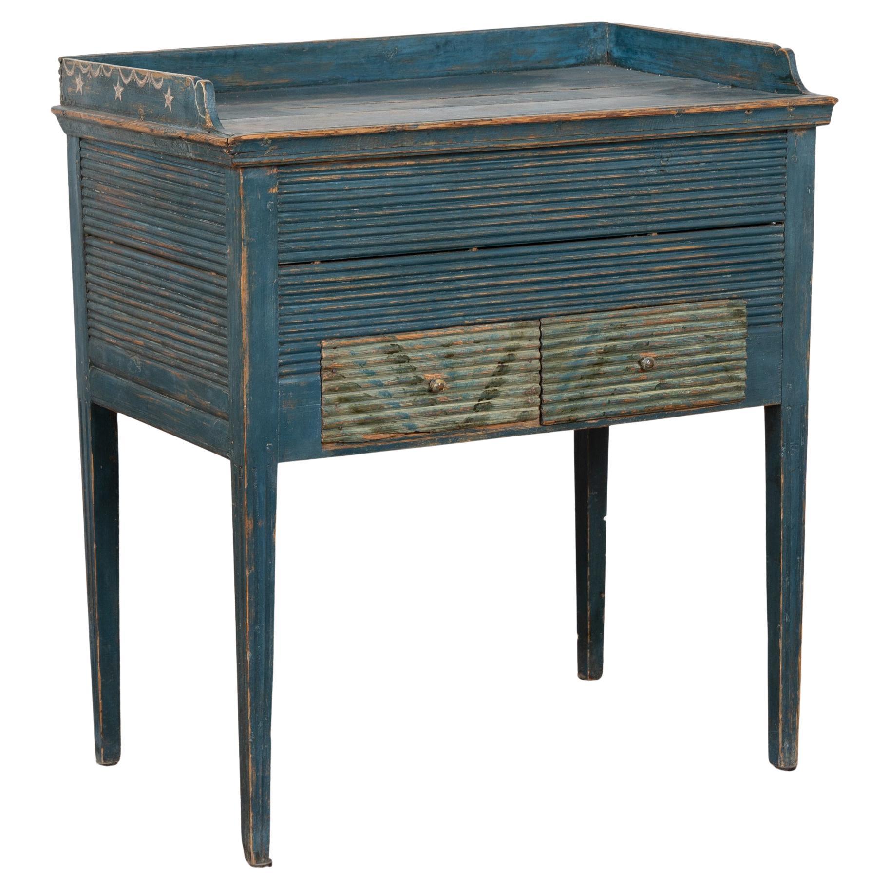 Original schwedischer blau bemalter Beistelltisch mit versteckter Ablage von 1850 im Angebot