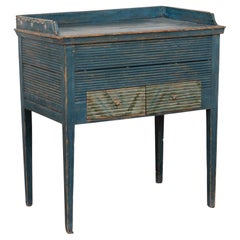 Original schwedischer blau bemalter Beistelltisch mit versteckter Ablage von 1850