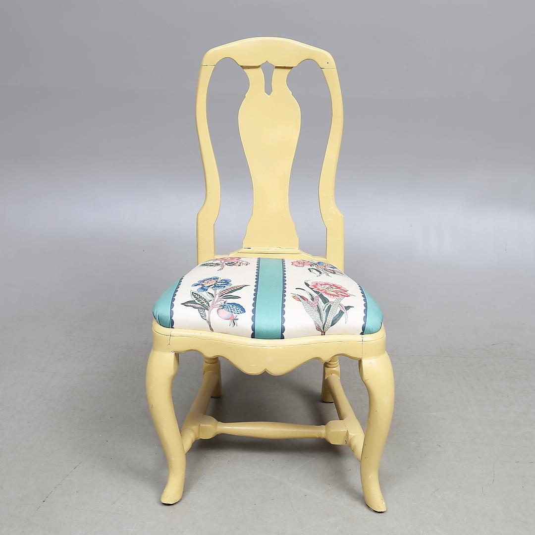 Mit mehreren Farbschichten bemalter Hartholzrahmen, hergestellt in Schweden, um 1760. Liebevolle Handarbeit mit Schnitzereien an den Sitzschienen. Maße: Sitz 14