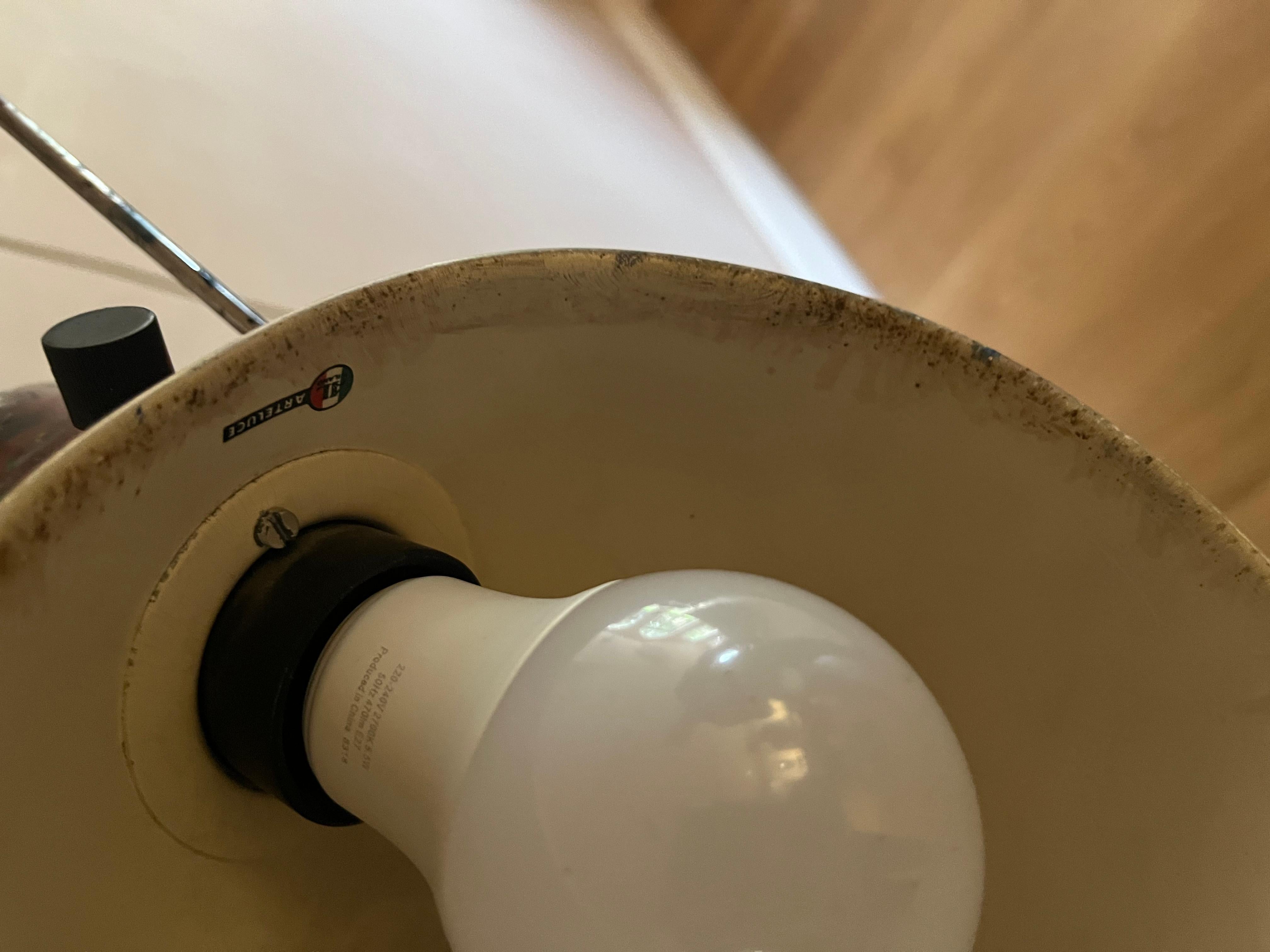 Original swing arm wall light by Paolo Rizzatto Model 265 produced by Arteluce. 4