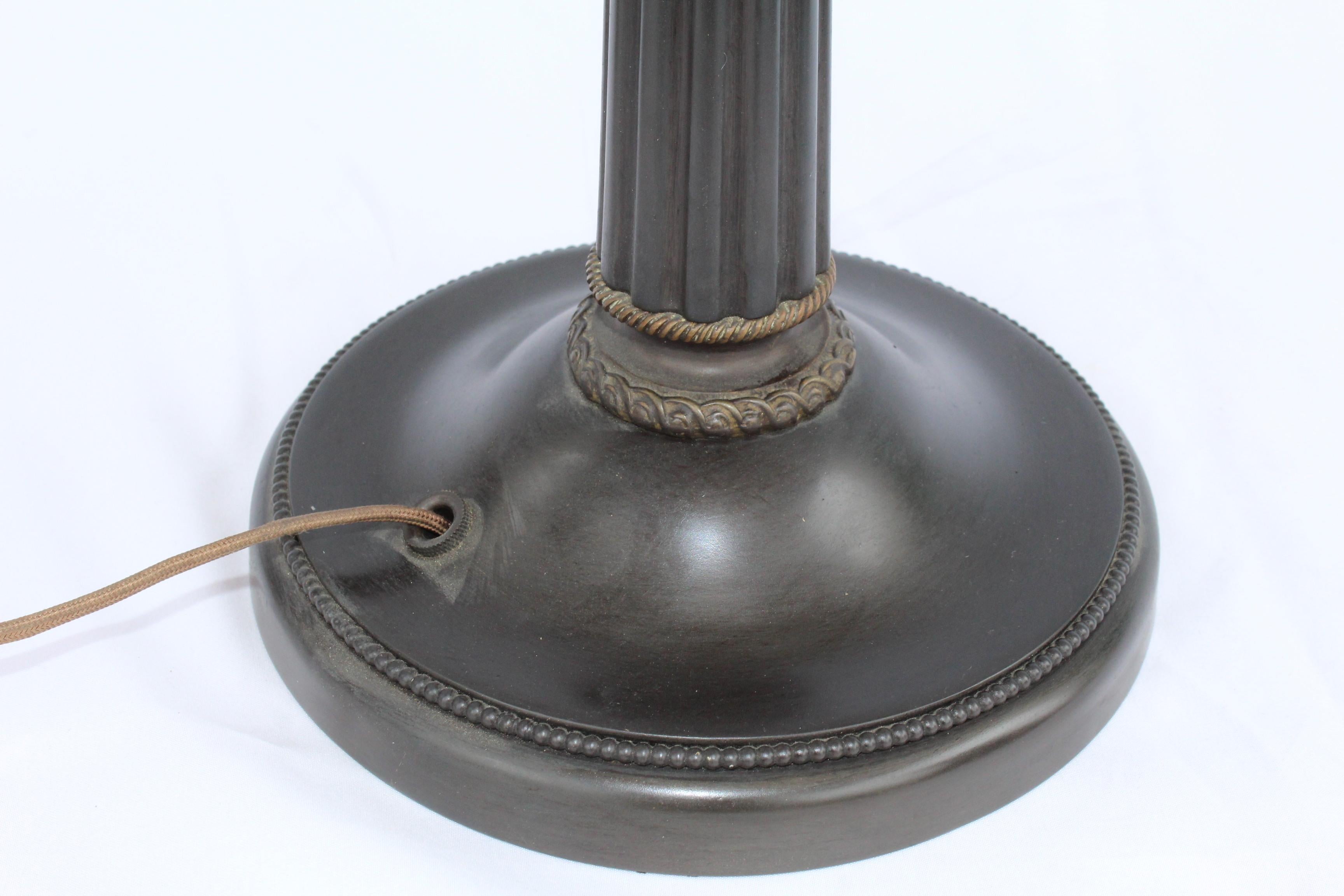 Lampe de table originale, abat-jour en verre au plomb, base avec poignées en gland. en vente 3