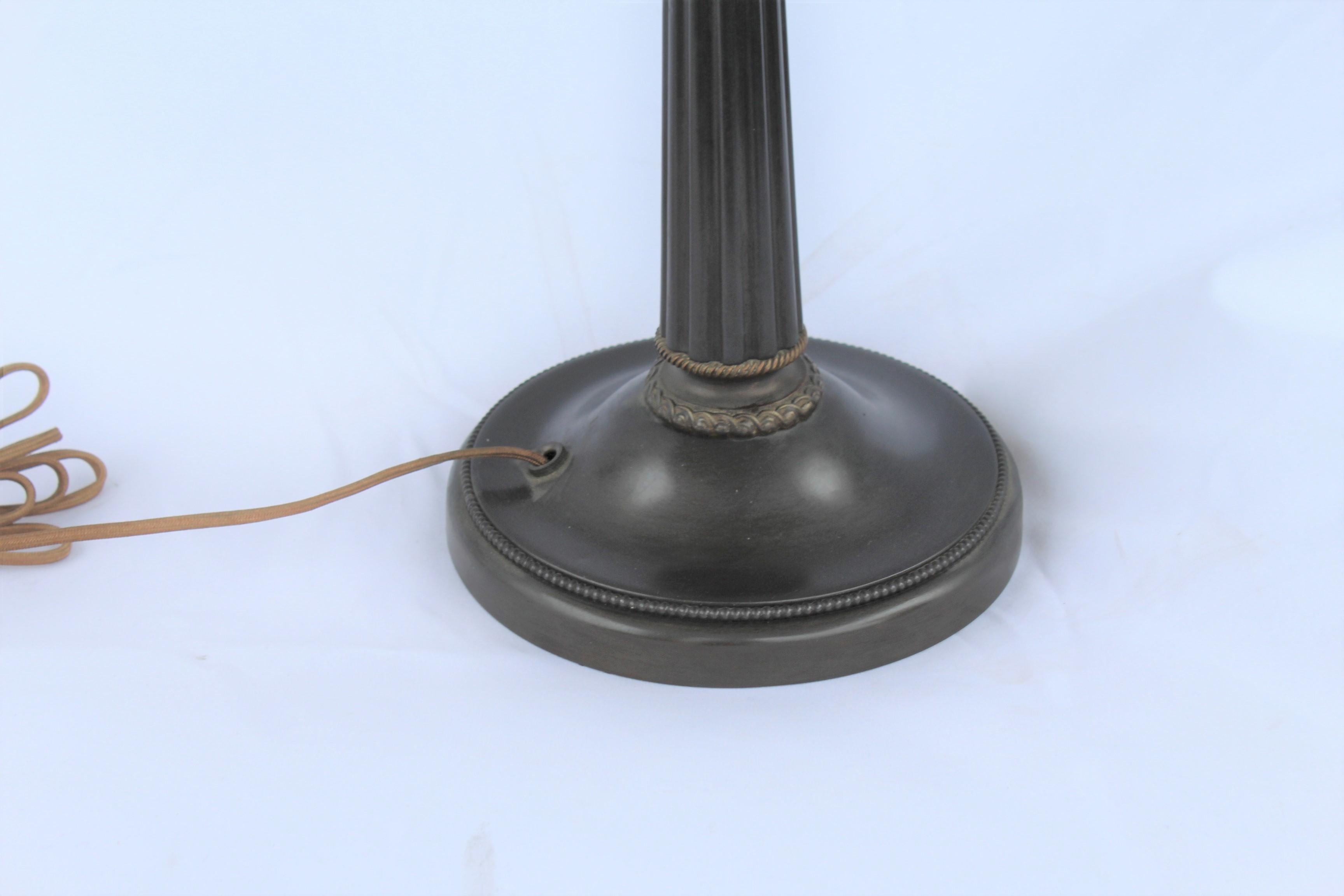 Classique américain Lampe de table originale, abat-jour en verre au plomb, base avec poignées en gland. en vente