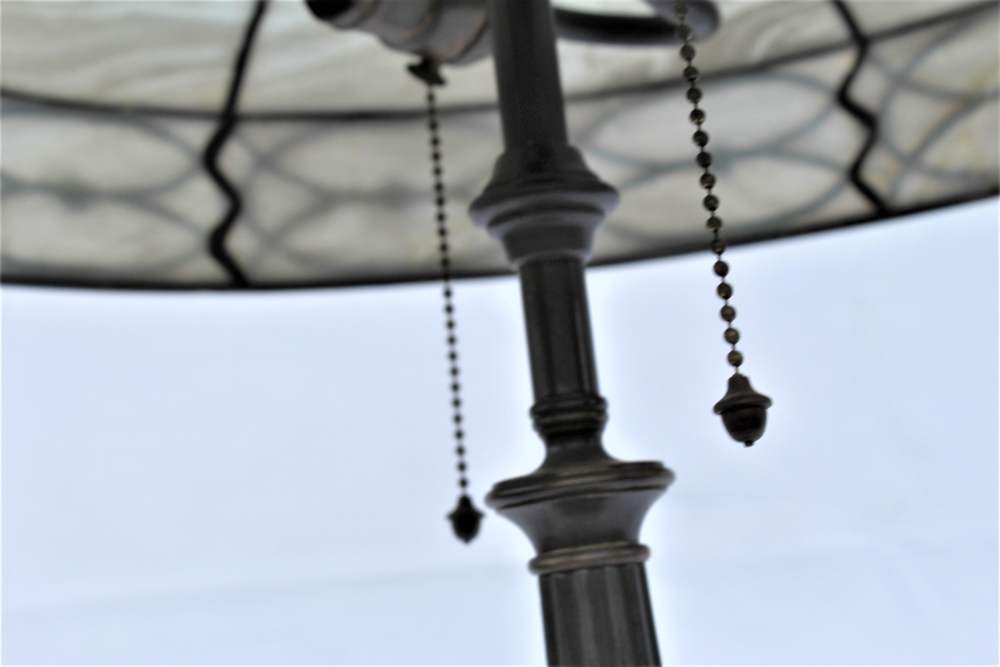 Nord-américain Lampe de table originale, abat-jour en verre au plomb, base avec poignées en gland. en vente