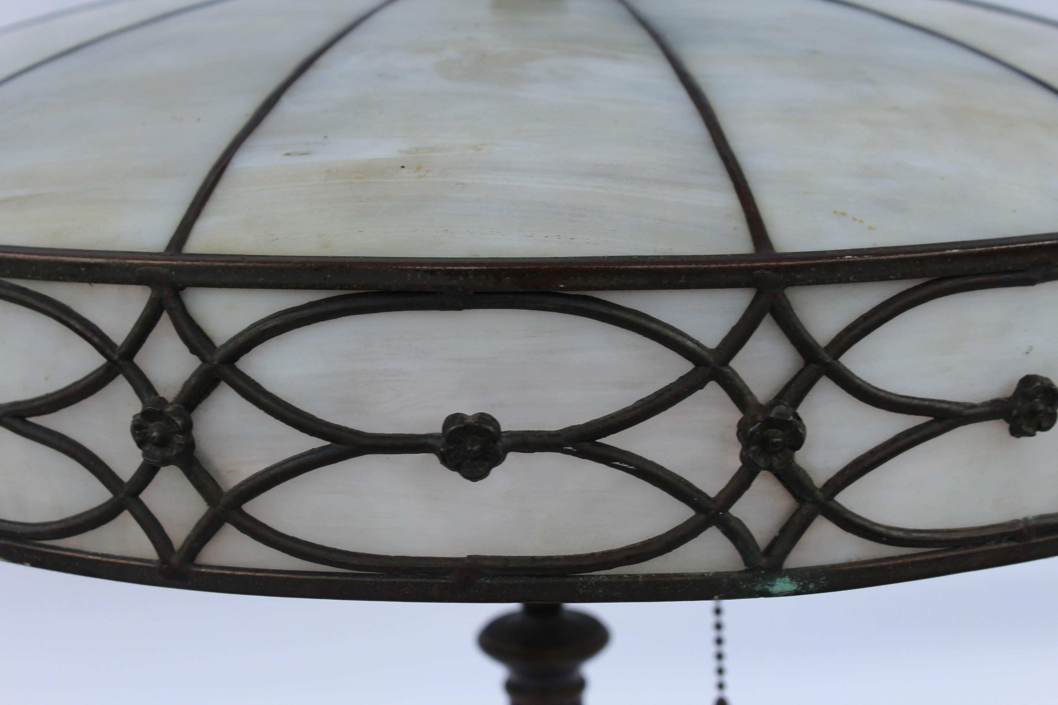 Fait main Lampe de table originale, abat-jour en verre au plomb, base avec poignées en gland. en vente