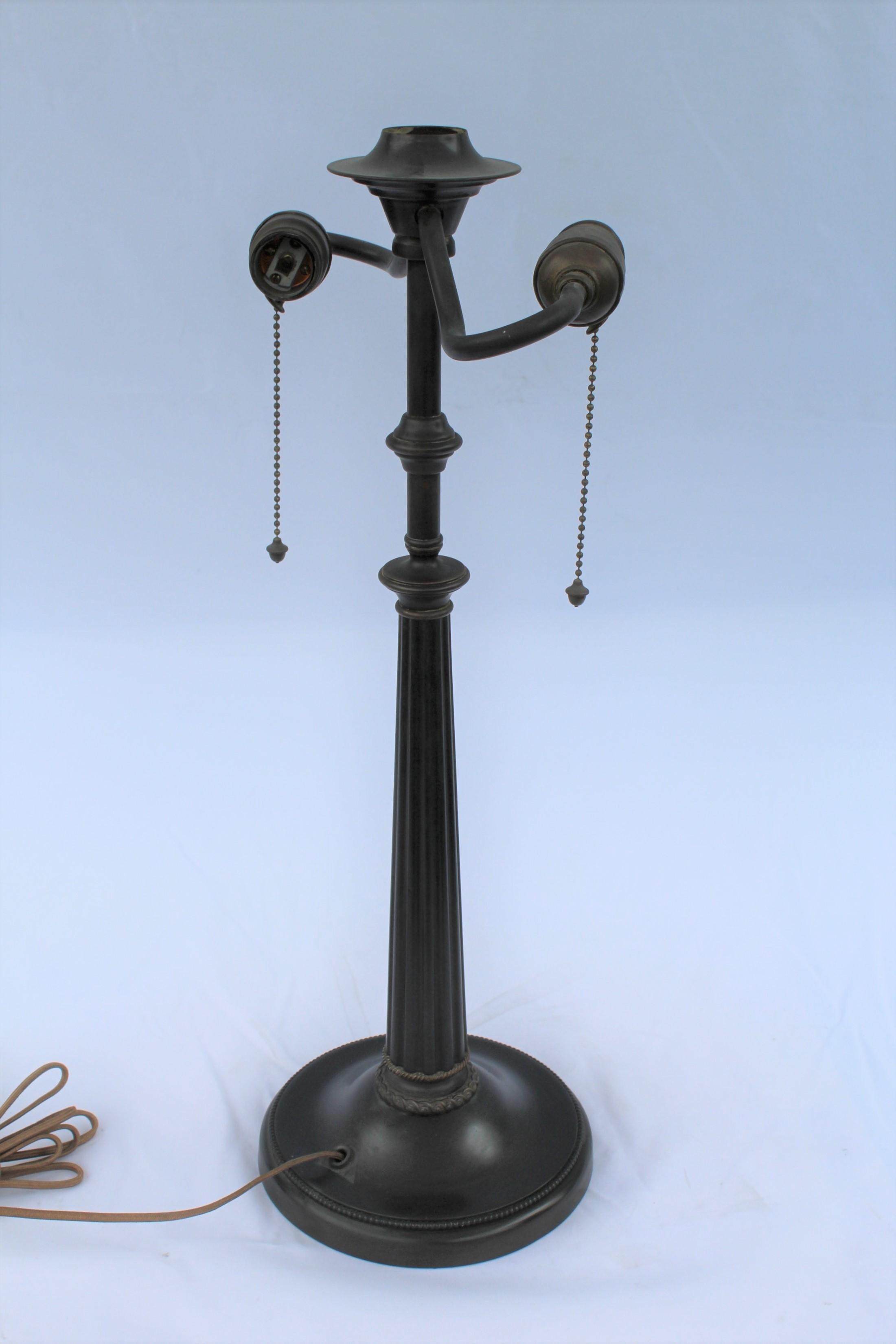 20ième siècle Lampe de table originale, abat-jour en verre au plomb, base avec poignées en gland. en vente