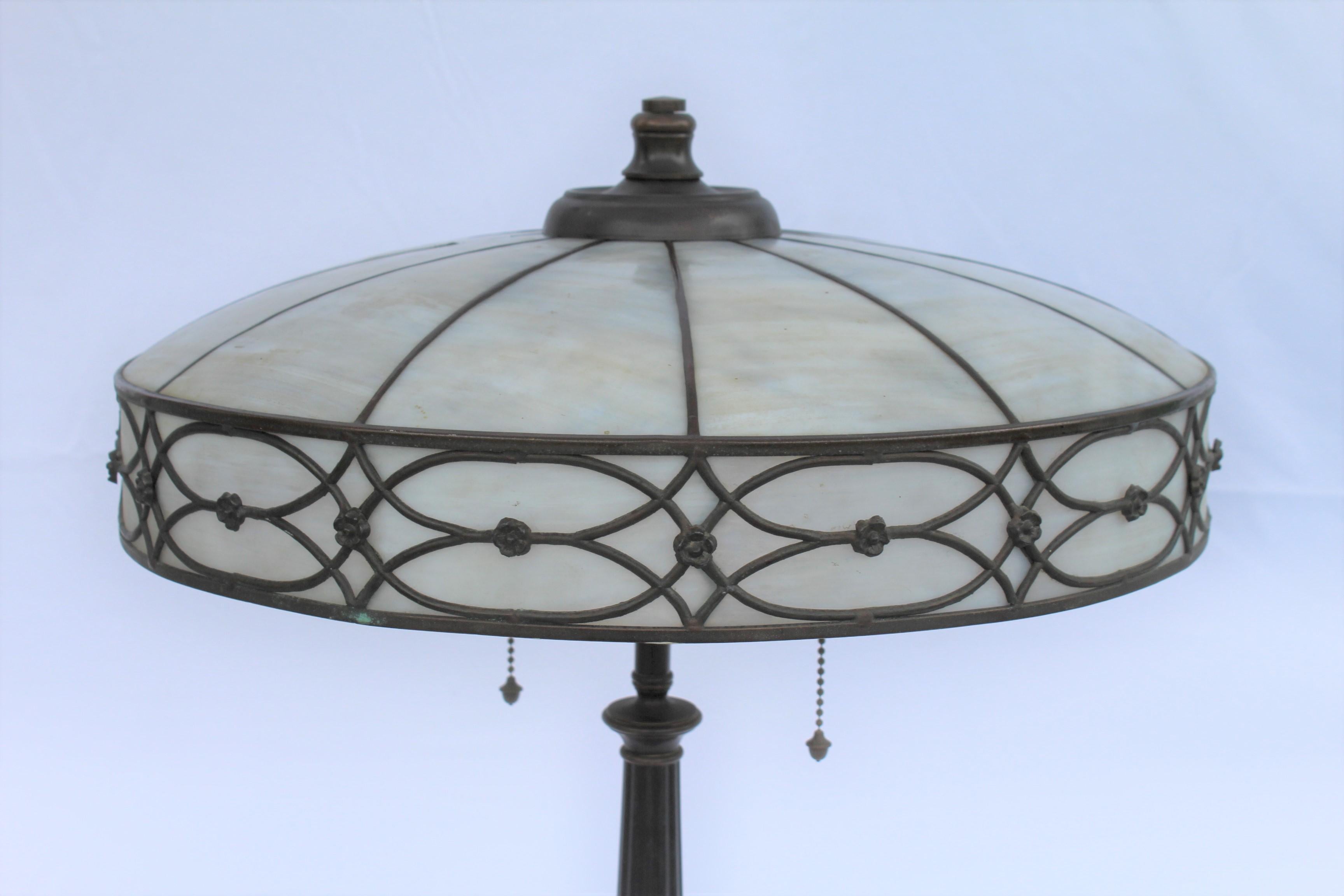 Verre Lampe de table originale, abat-jour en verre au plomb, base avec poignées en gland. en vente