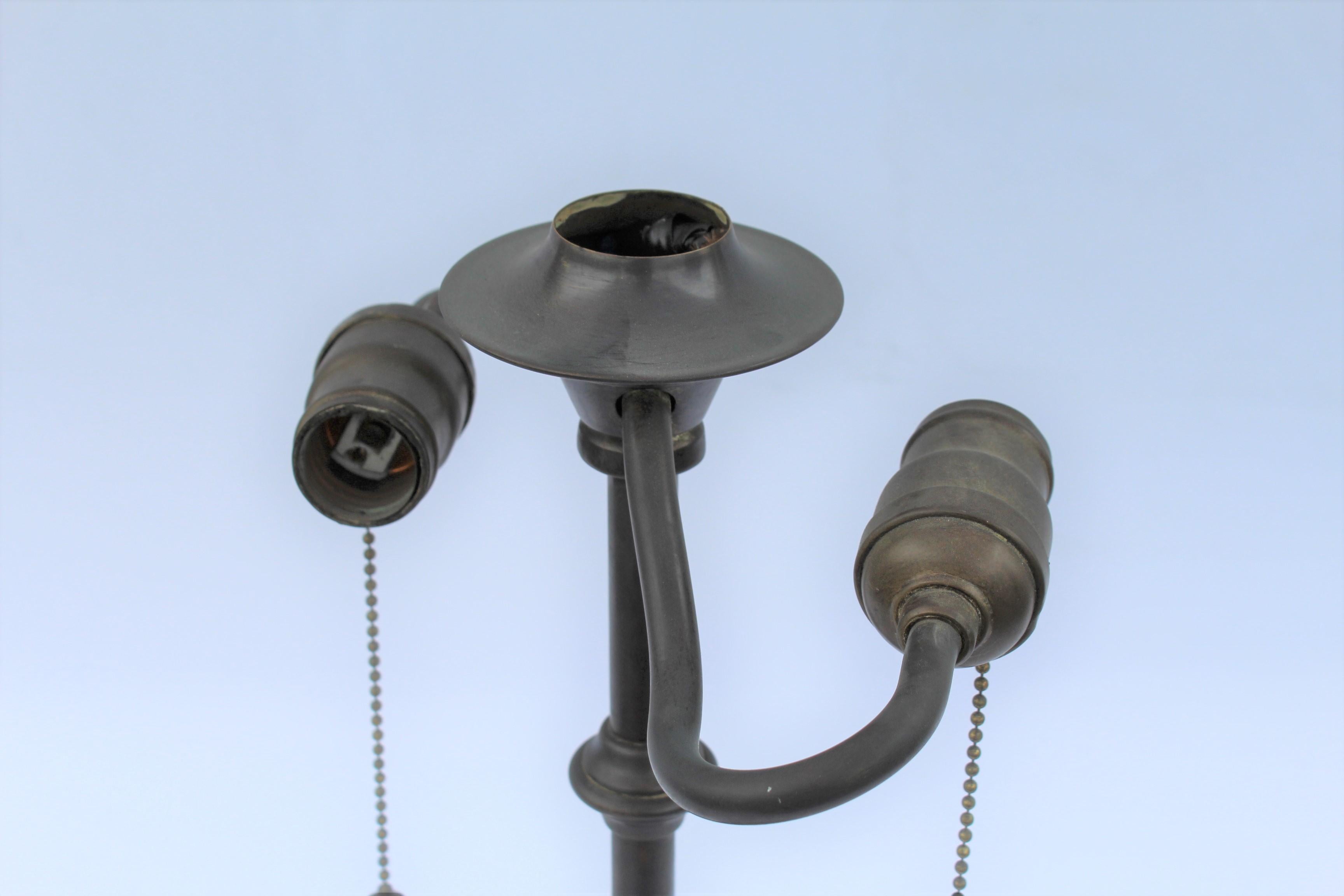 Original-Tischlampe, Bleiglasschirm, Sockel mit Eichelgriffen im Angebot 1