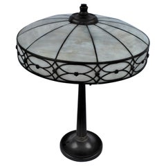 Lampe de table originale, abat-jour en verre au plomb, base avec poignées en gland.