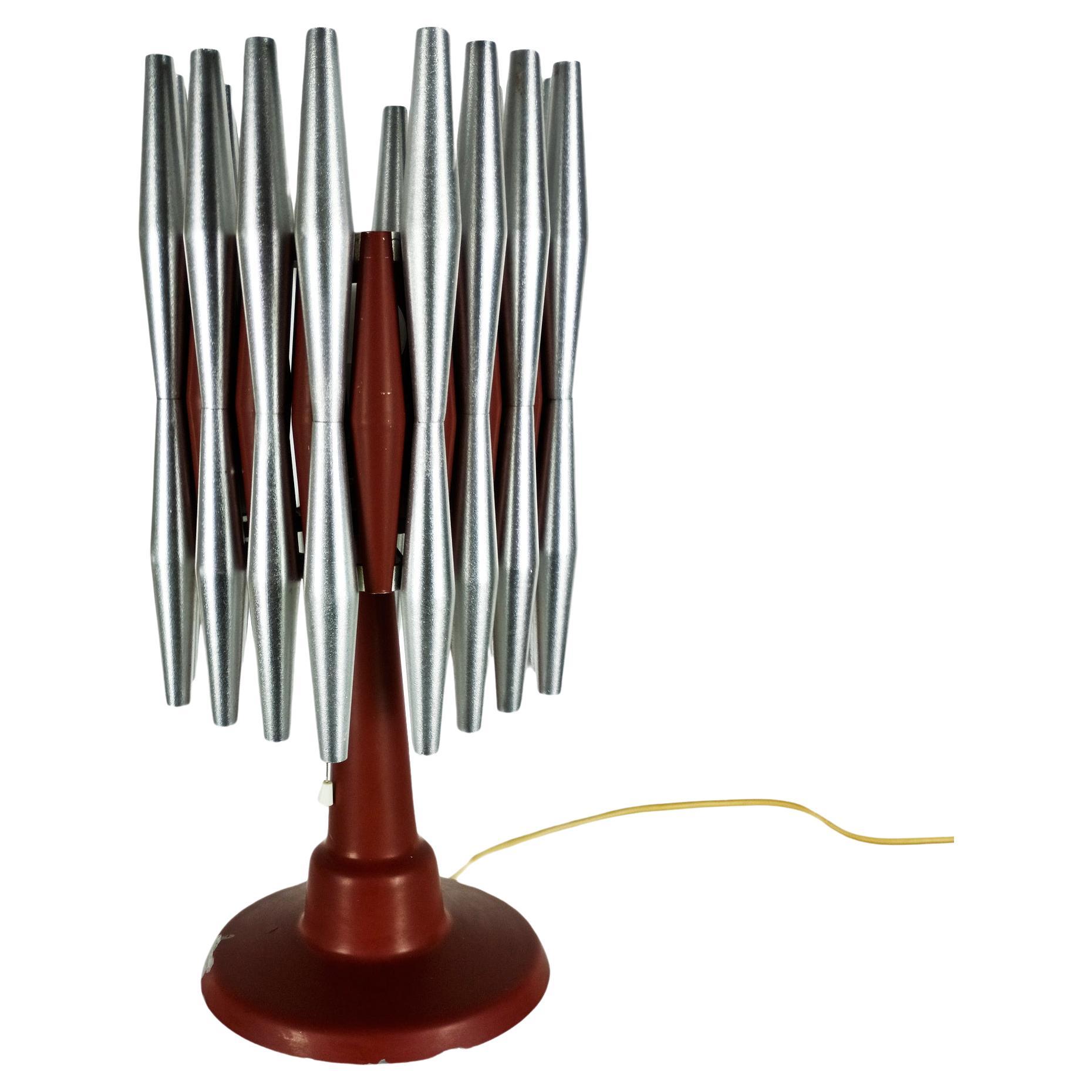 Très originale lampe à poser entièrement réalisée en aluminium et fonte d'aluminium, émail rouge 
