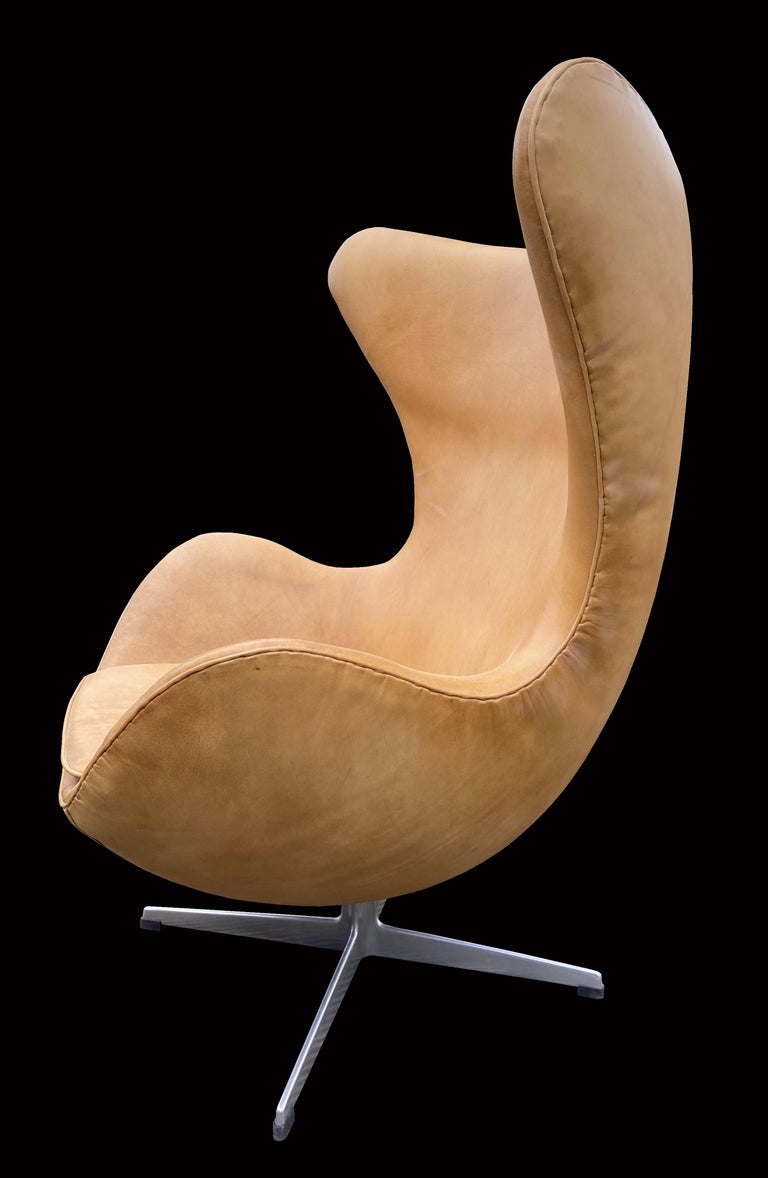 Danish Original Tan Leather Egg Chair by Arne Jacobsen for Fritz Hansen For Sale