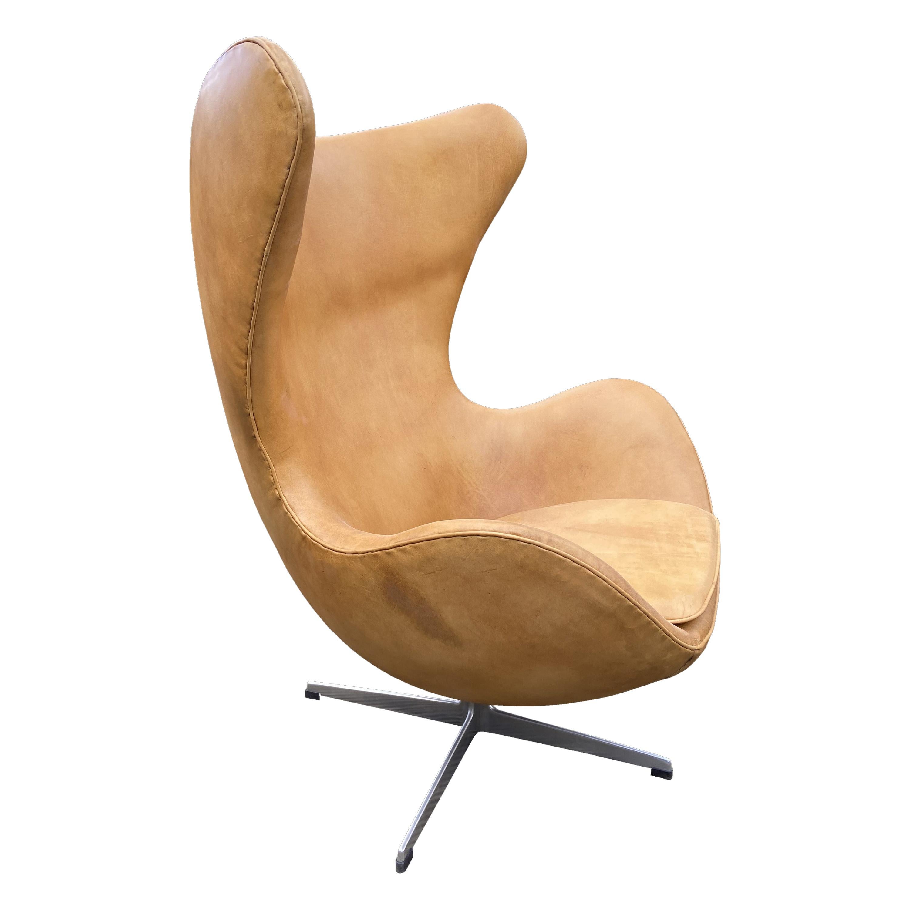 Original Tan Leather Egg Chair by Arne Jacobsen for Fritz Hansen