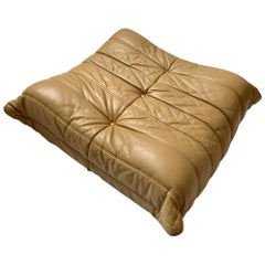 Pouf Togo Ligne Roset en cuir fauve original