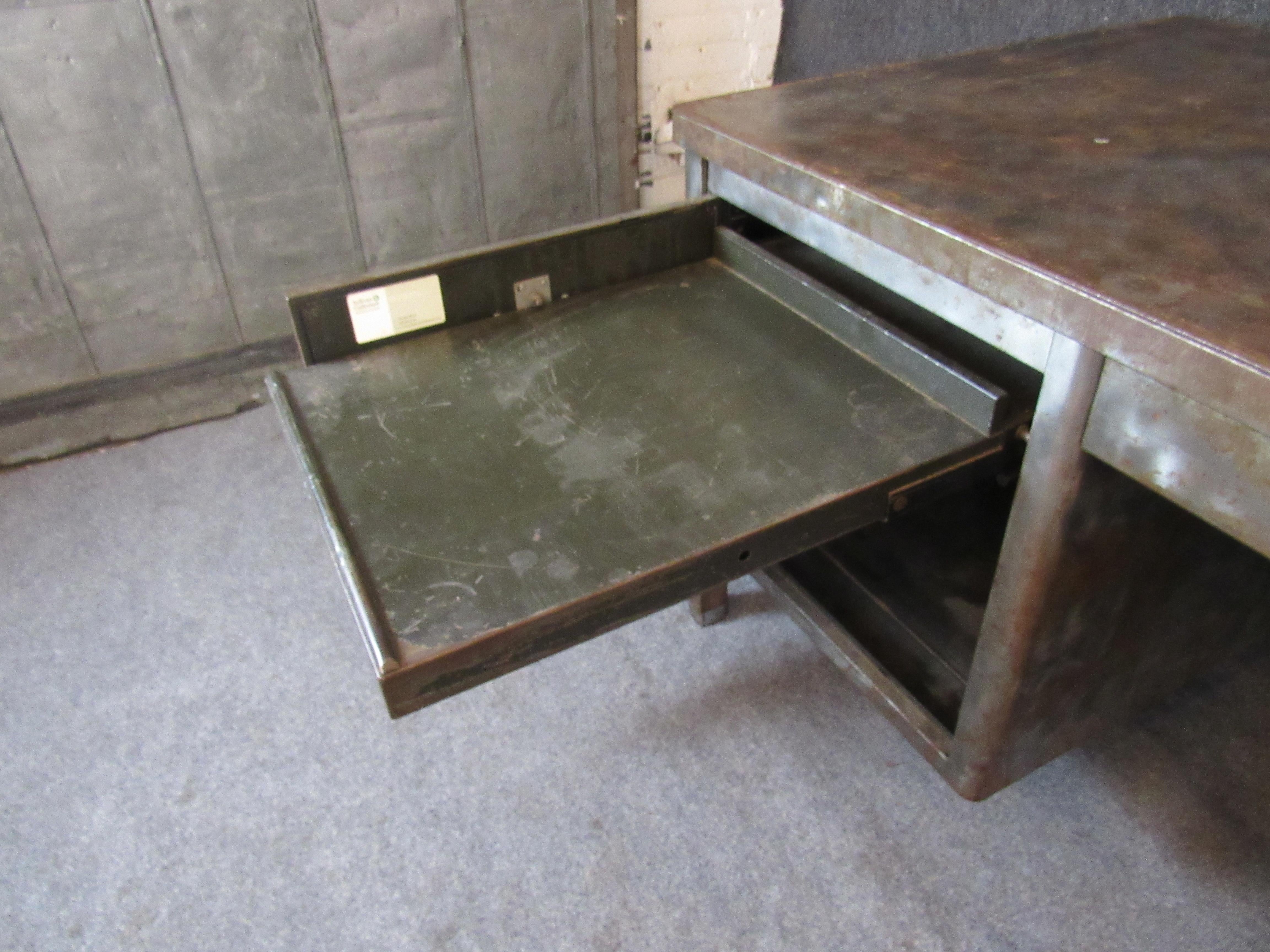 Original Tanker Desk by Metal Office Furniture Co (Steelcase) In Good Condition In Brooklyn, NY