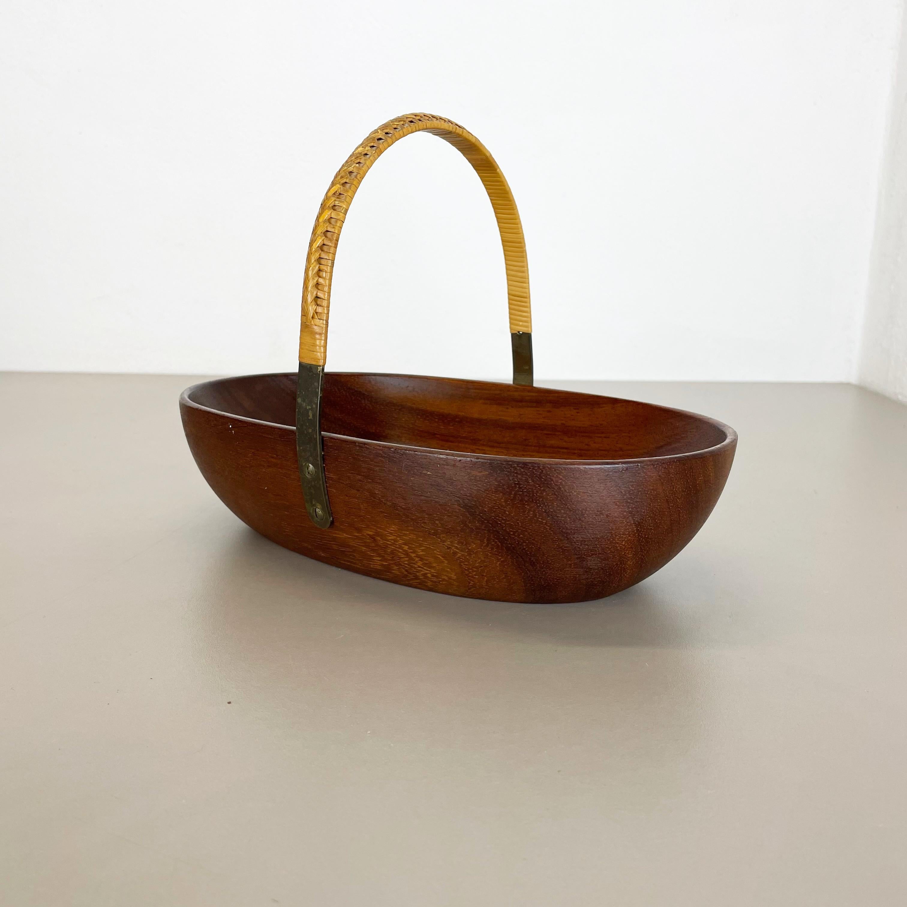 Article:

Teak bowl, shell element


Design:

Carl Auböck, 1950s



Producer:

Auböck Workshop Vienna, Austria



Origin:

Austria



Age:

1950s



Description:

Original 1950s bowl element made by of solid teak wood and brass loop with rattan at