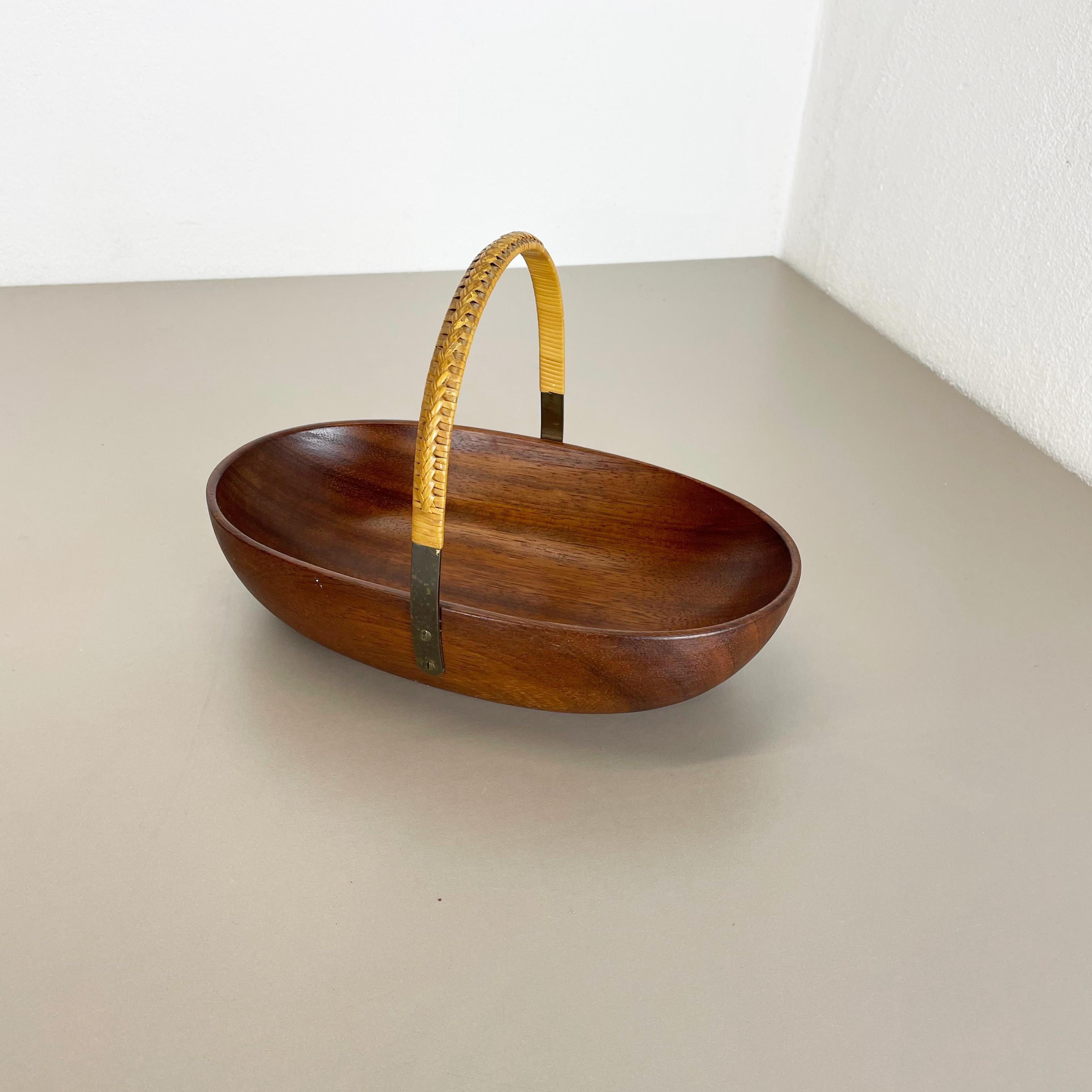 Original Teak Bowl with Brass and Rattan Handle by Carl Auböck Austria, 1950 In Good Condition In Kirchlengern, DE