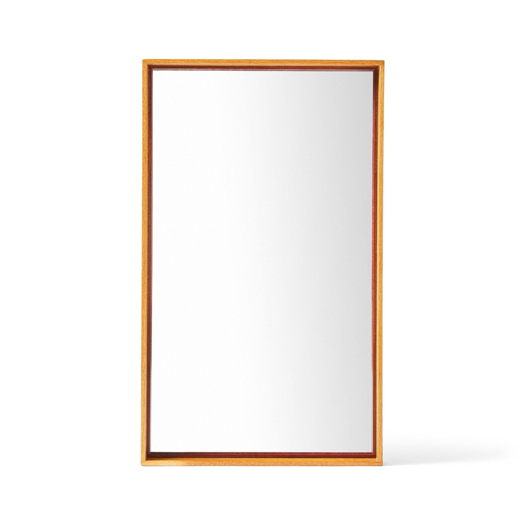 Specchio da parete con bordo sottile e incastro a coda di rondine e cornice in Oak Oak fresato. Può essere appeso in orizzontale o in verticale.