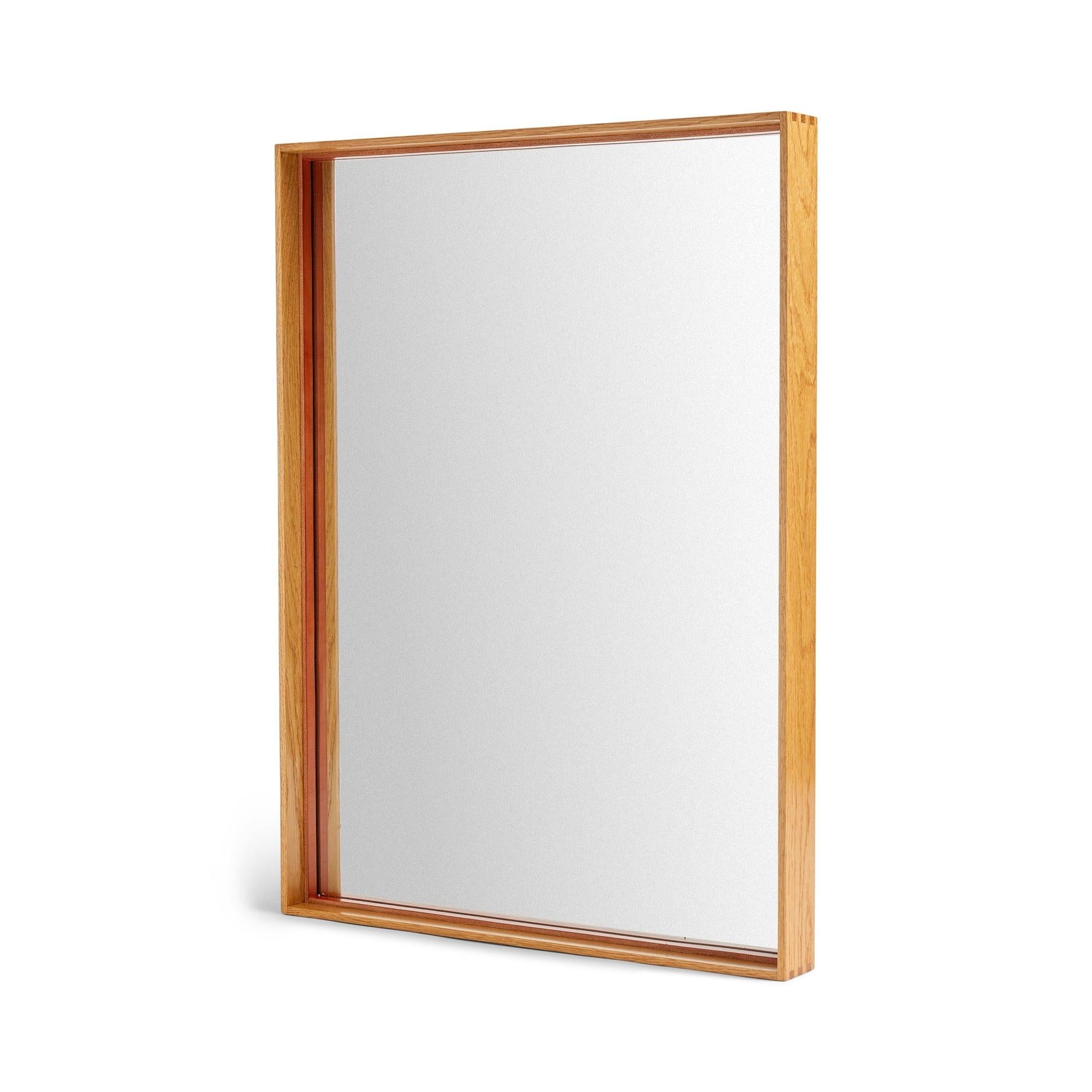 Miroir en bois massif à bords fins avec coins découpés et porte-miroir en cuir. Peut être suspendu horizontalement ou verticalement. Disponible en chêne ou en pin d'Oregon. Veuillez vous renseigner sur les dimensions personnalisées.