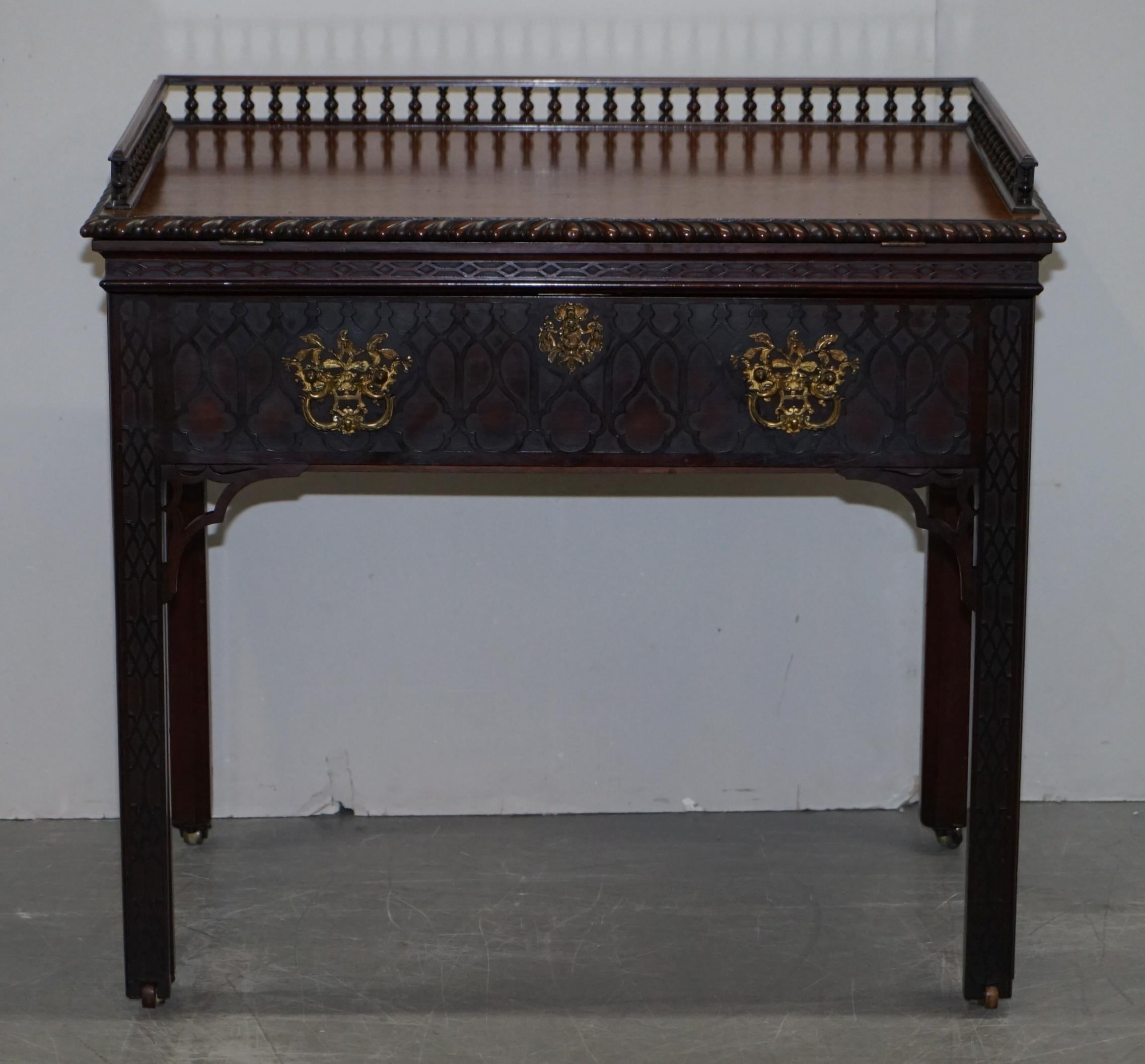 Wir freuen uns, dieses sehr seltene Original Thomas Chippendale George III um 1780 Architekten Schreibtisch oder Schreibtisch zum Verkauf anbieten

Ein sehr schönes, sehr sammelwürdiges und seltenes Stück englischer georgianischer Möbel.