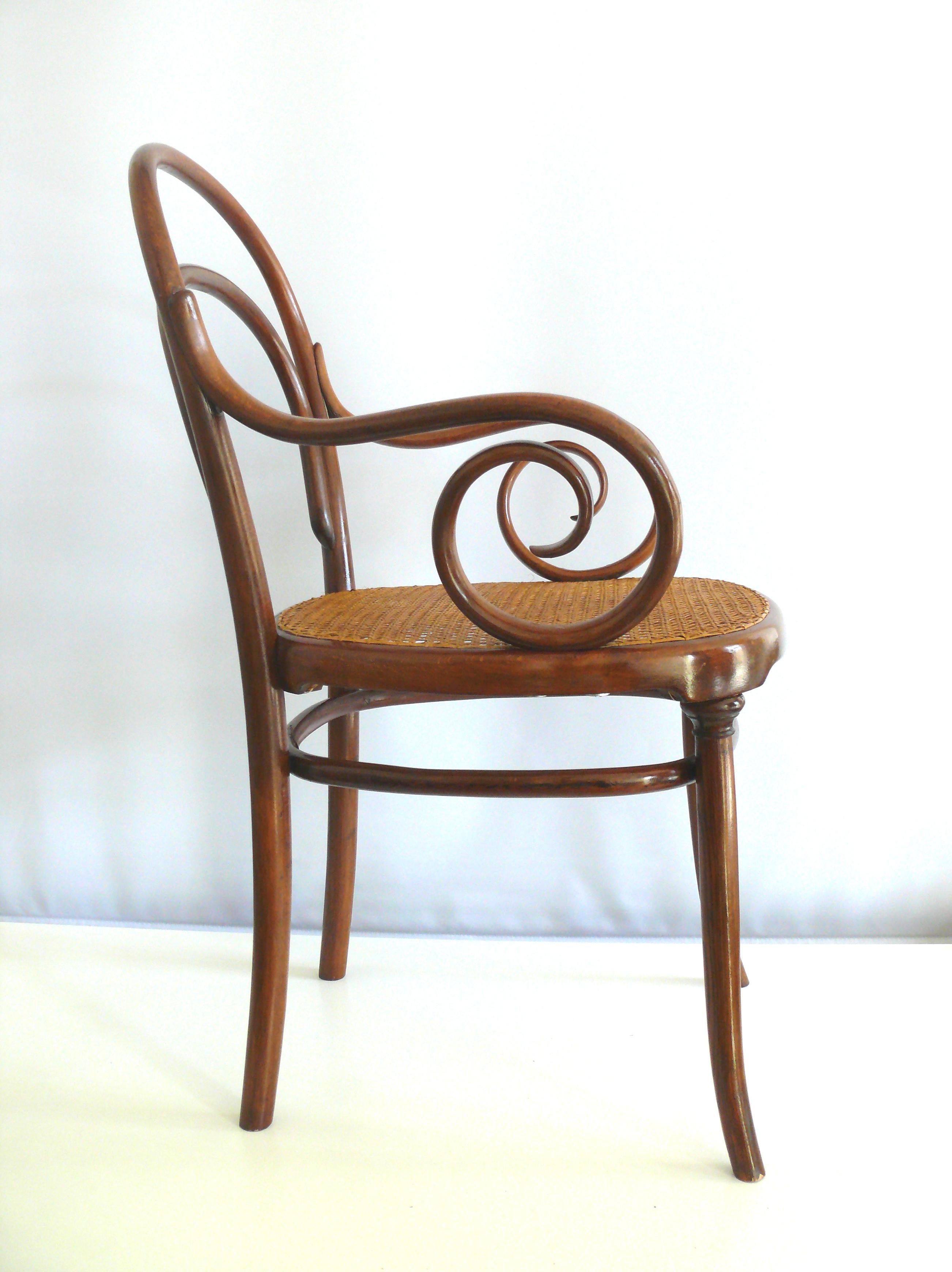 High-quality collector's item: Antique bentwood armchair with attached snail-shaped armrests, between 1862 and 1870. Thonet - Vienna, armchair no. 8 - design Michael Thonet. There are three proofs of manufacture on the chair: paper label, embossed