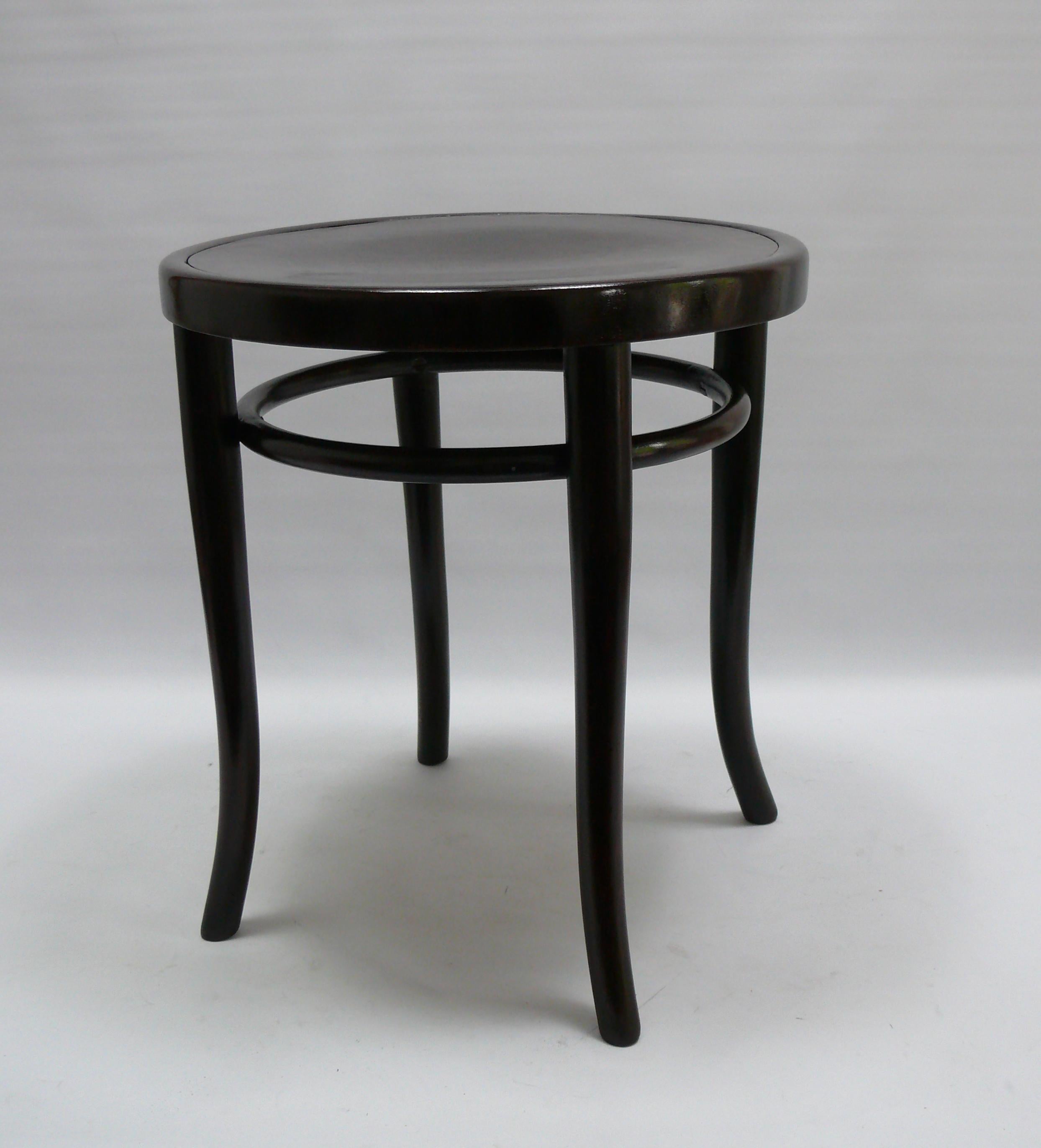 Un gran taburete de madera curvada de Thonet, probablemente de la primera mitad del siglo XX, en bello estado restaurado. El taburete es de madera de haya curvada y tiene un segundo aro de madera curvada debajo del asiento para mayor estabilidad.