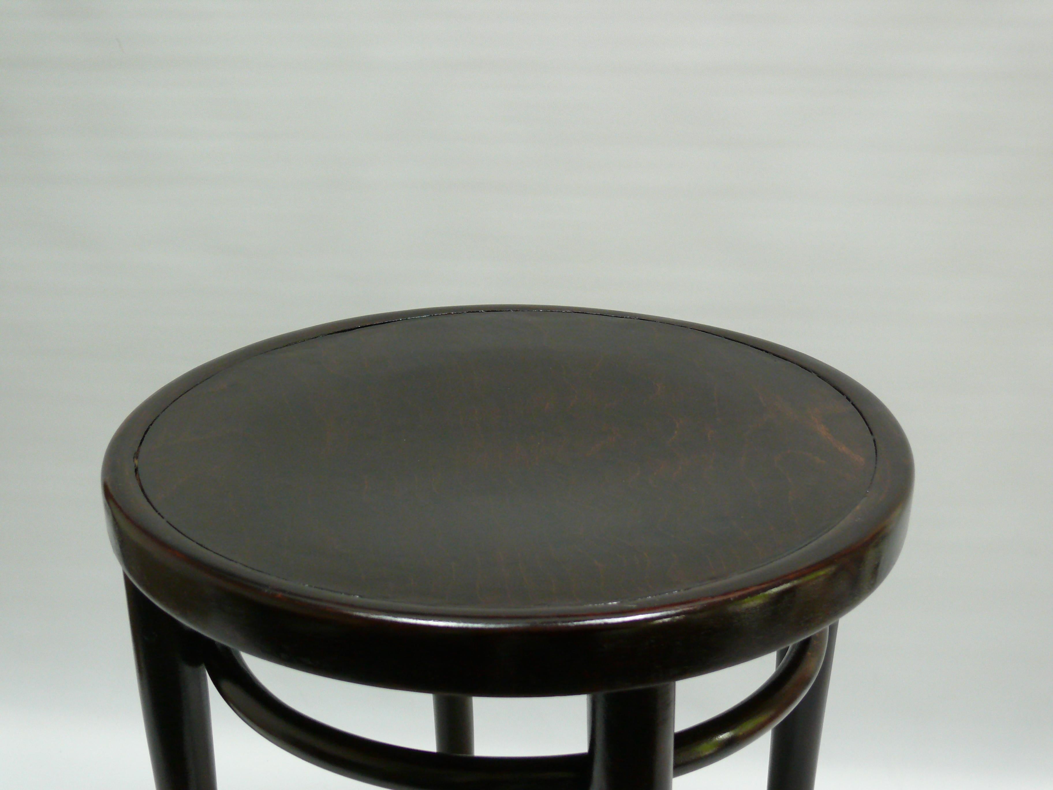 Taburete original THONET de madera curvada, Siglo XX Art Nouveau en venta