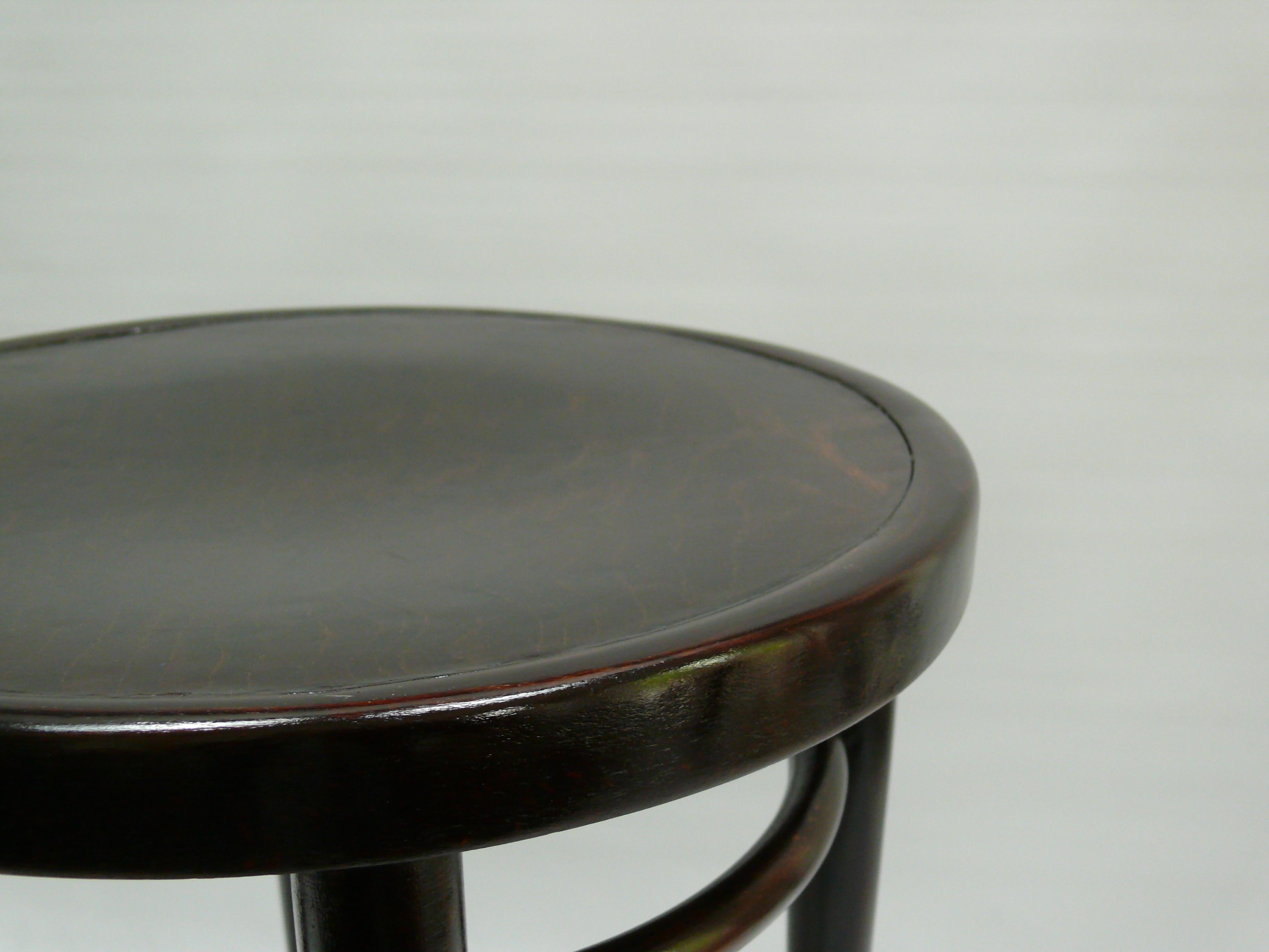 Taburete original THONET de madera curvada, Siglo XX Austríaco en venta