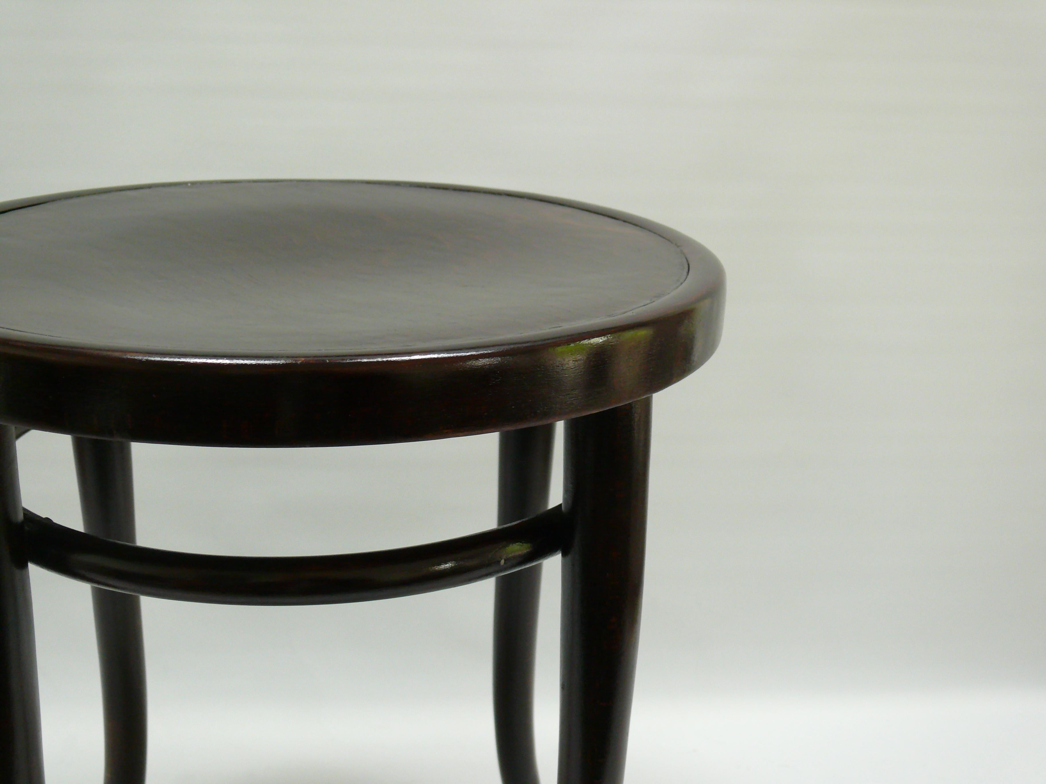 Taburete original THONET de madera curvada, Siglo XX Carpintería en venta