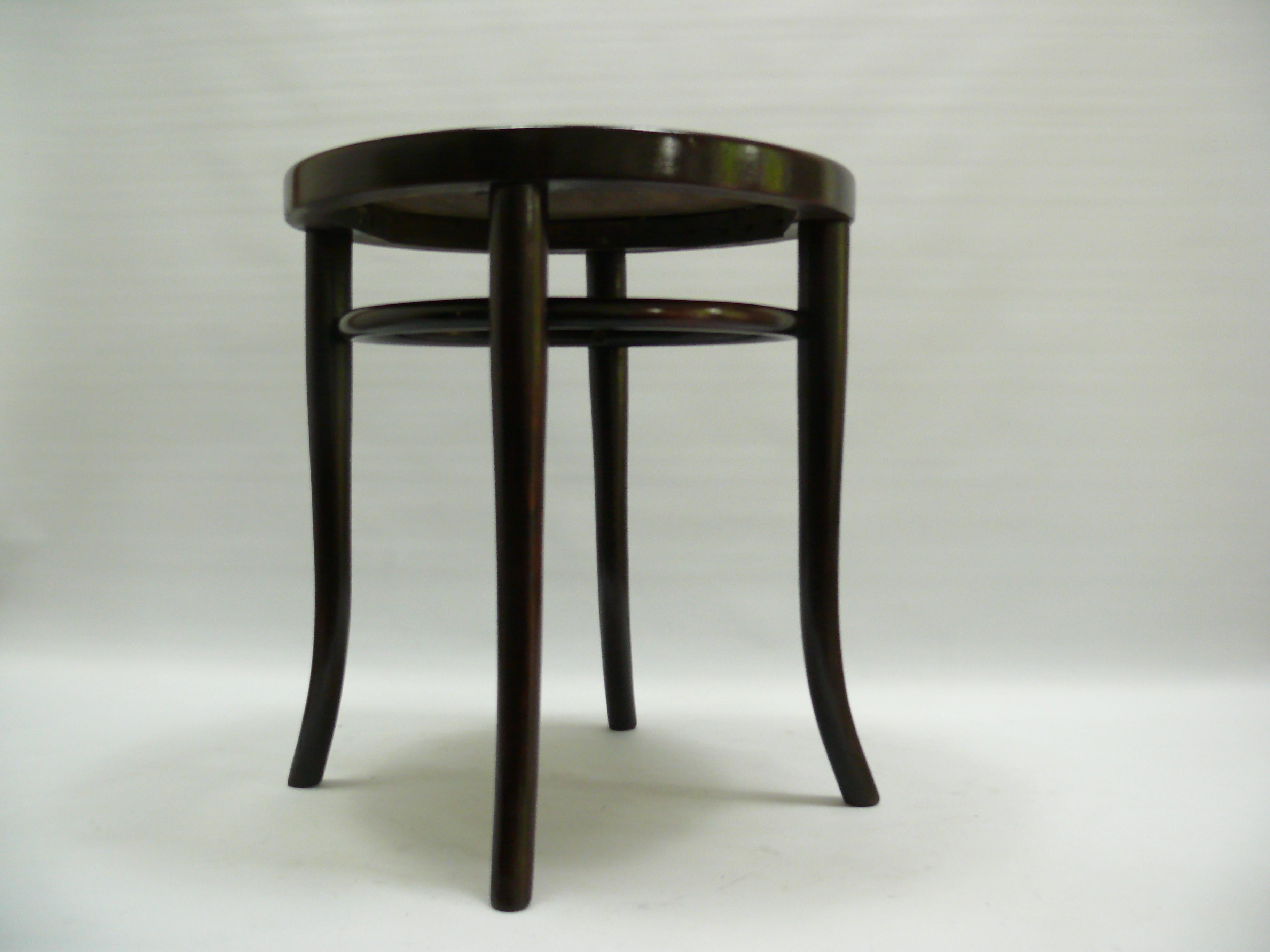 Taburete original THONET de madera curvada, Siglo XX en Bueno estado para la venta en Schwerin, MV